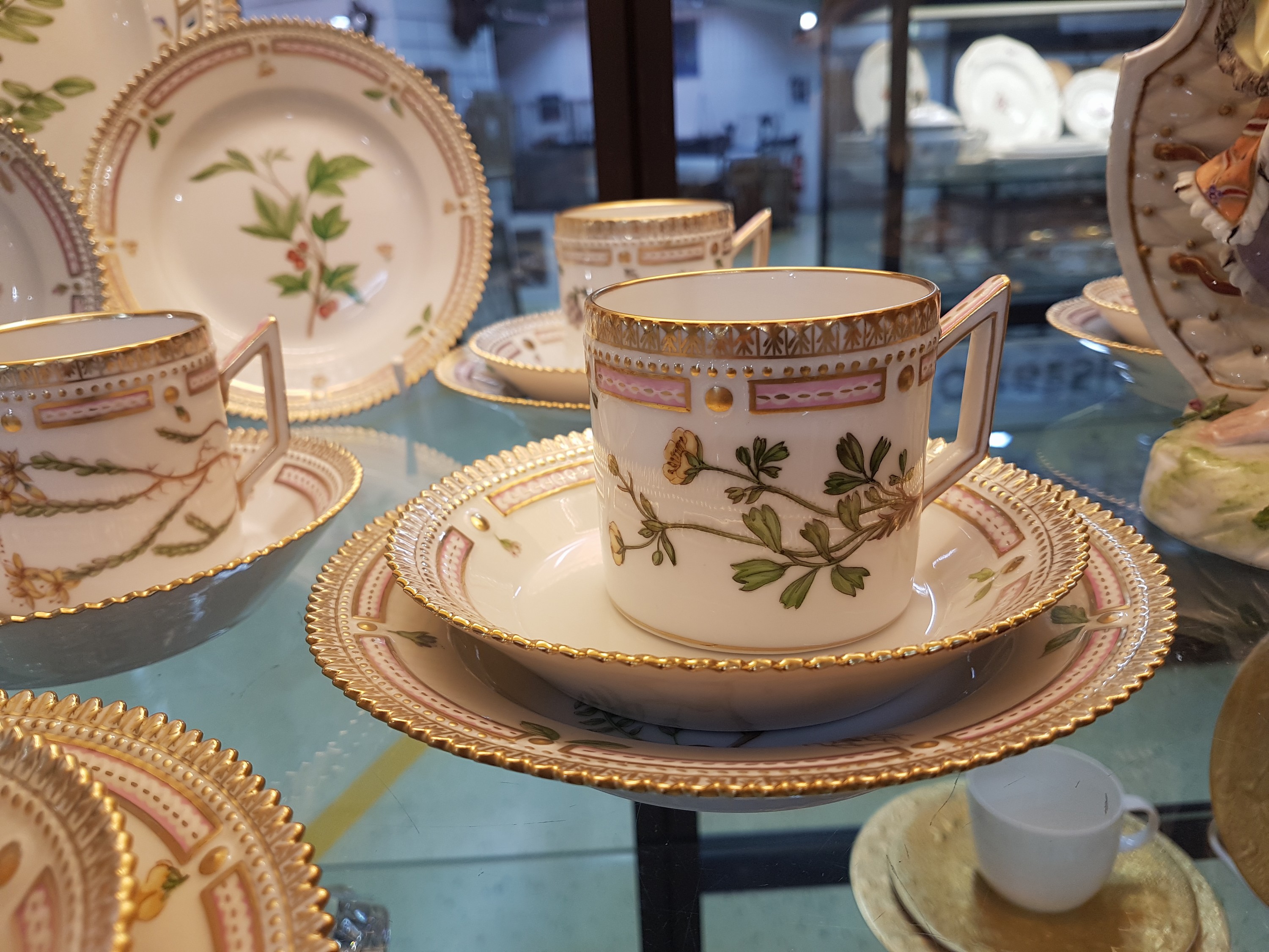 Detail d: 6 Kaffeegedecke, eine Kuchenplatte und ein Tellerchen "Flora danica", Royal Copenhagen, 1969-84, Porzellan, handbemalter Dekor, ...