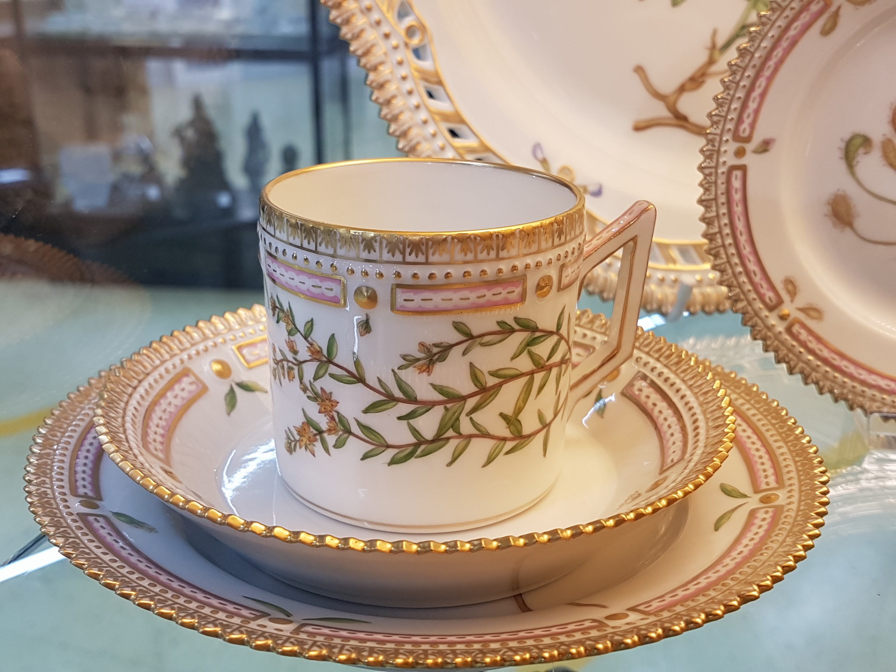 Detail g: 6 Kaffeegedecke, eine Kuchenplatte und ein Tellerchen "Flora danica", Royal Copenhagen, 1969-84, Porzellan, handbemalter Dekor, ...