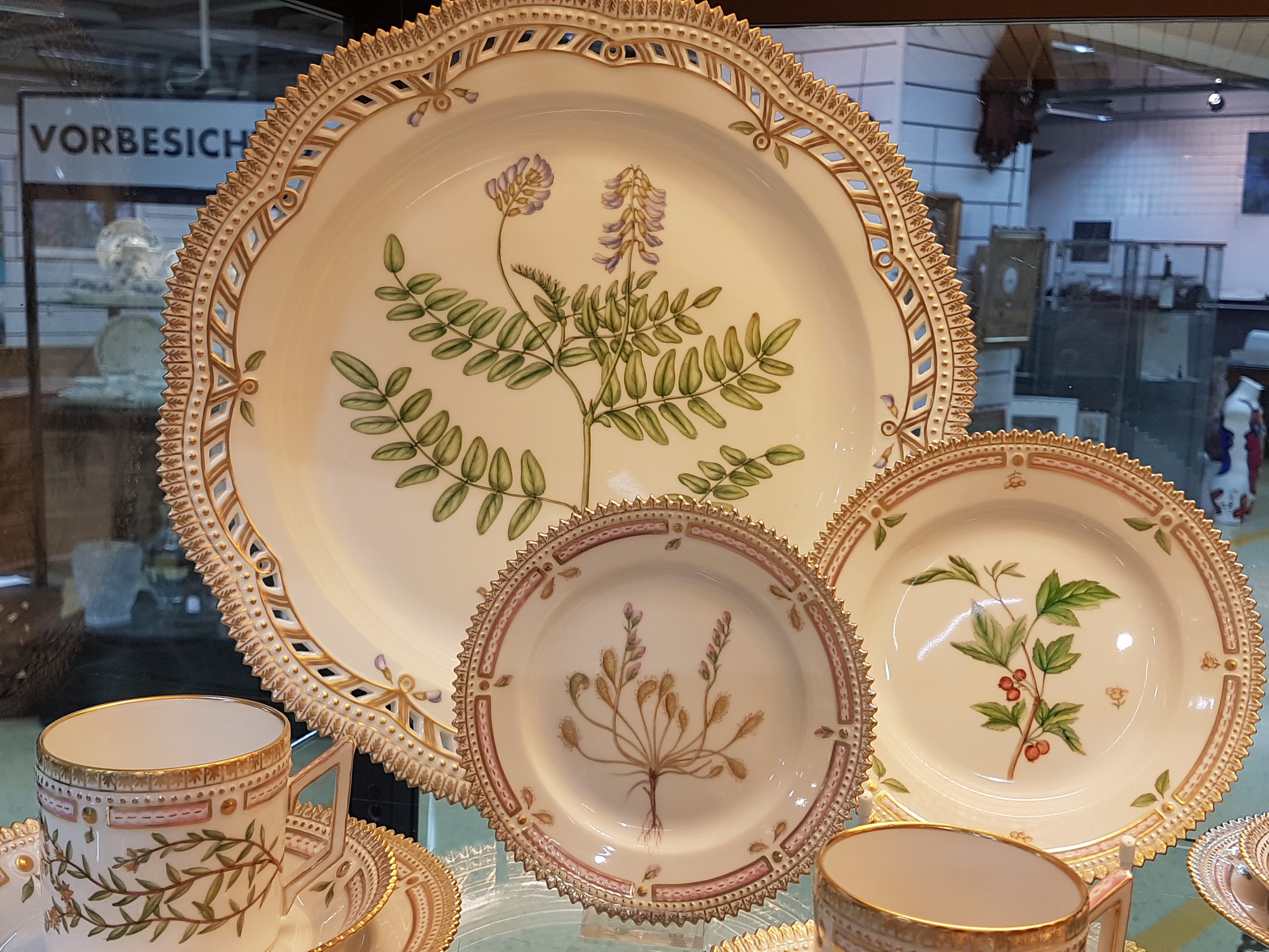 Detail h: 6 Kaffeegedecke, eine Kuchenplatte und ein Tellerchen "Flora danica", Royal Copenhagen, 1969-84, Porzellan, handbemalter Dekor, ...