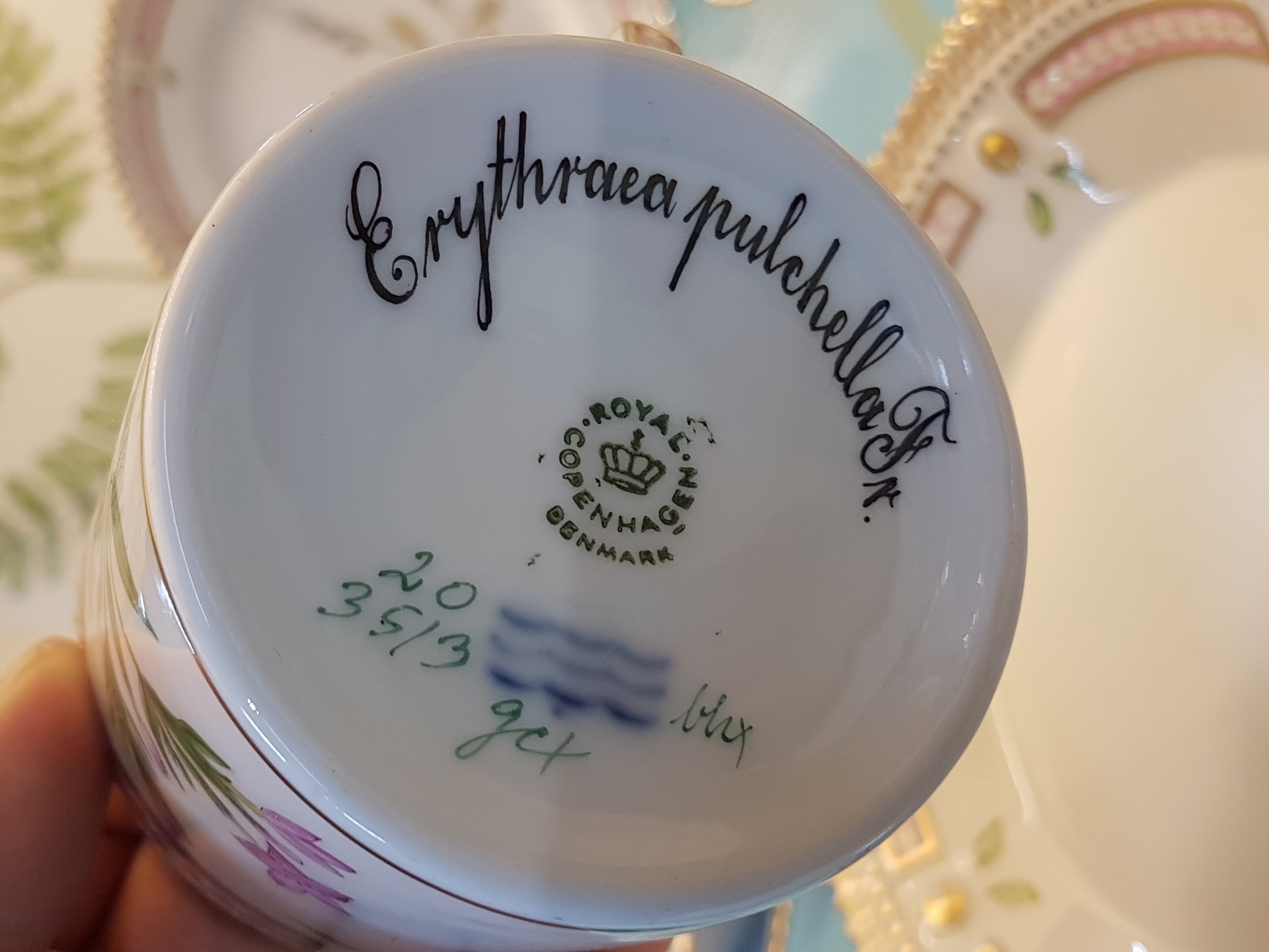 Detail i: 6 Kaffeegedecke, eine Kuchenplatte und ein Tellerchen "Flora danica", Royal Copenhagen, 1969-84, Porzellan, handbemalter Dekor, ...