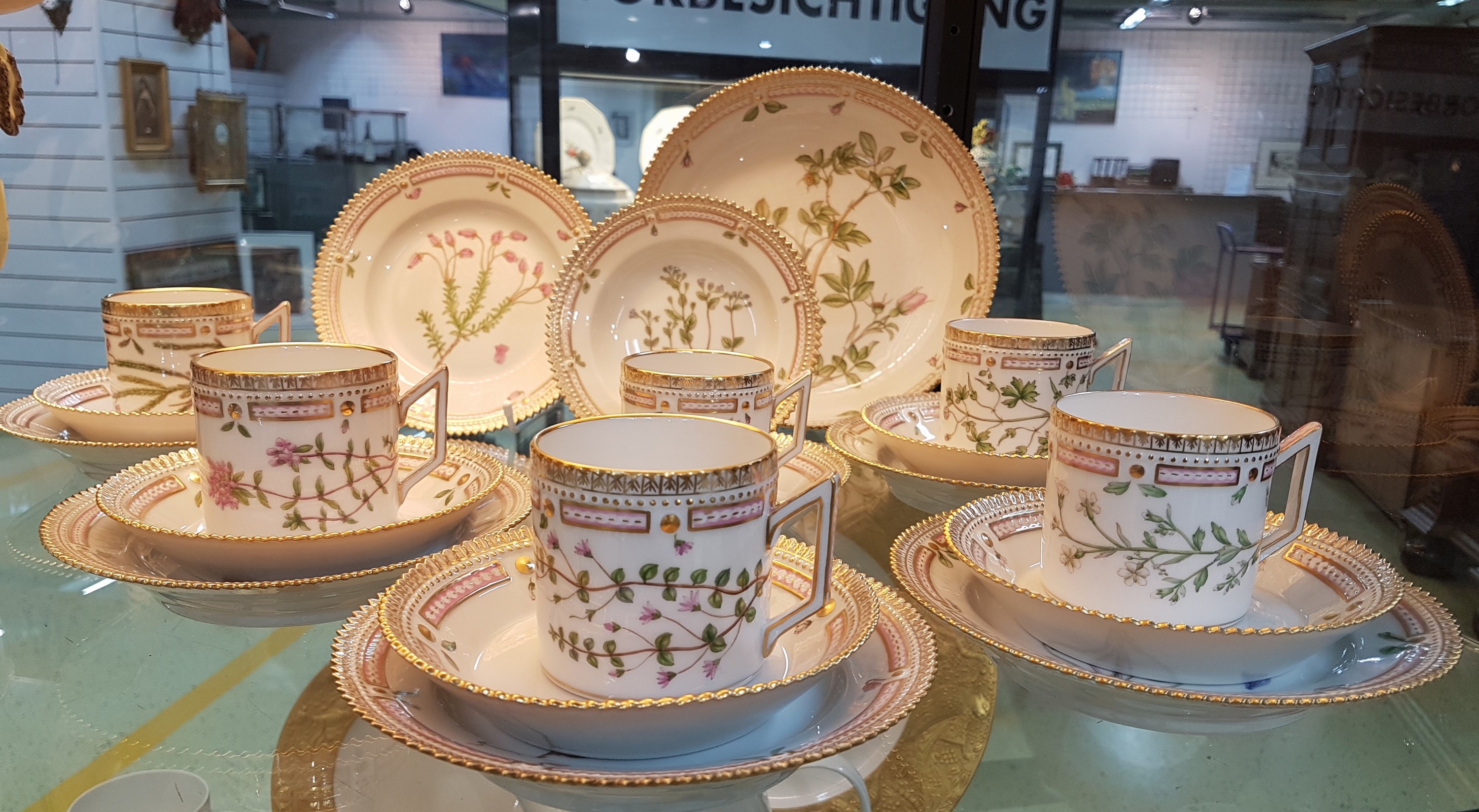 Detail a: 6 Kaffeegedecke, eine Gebäckschüssel und ein Tellerchen "Flora danica", Royal Copenhagen, 1969-84, Porzellan, handbemalter Dekor, ...