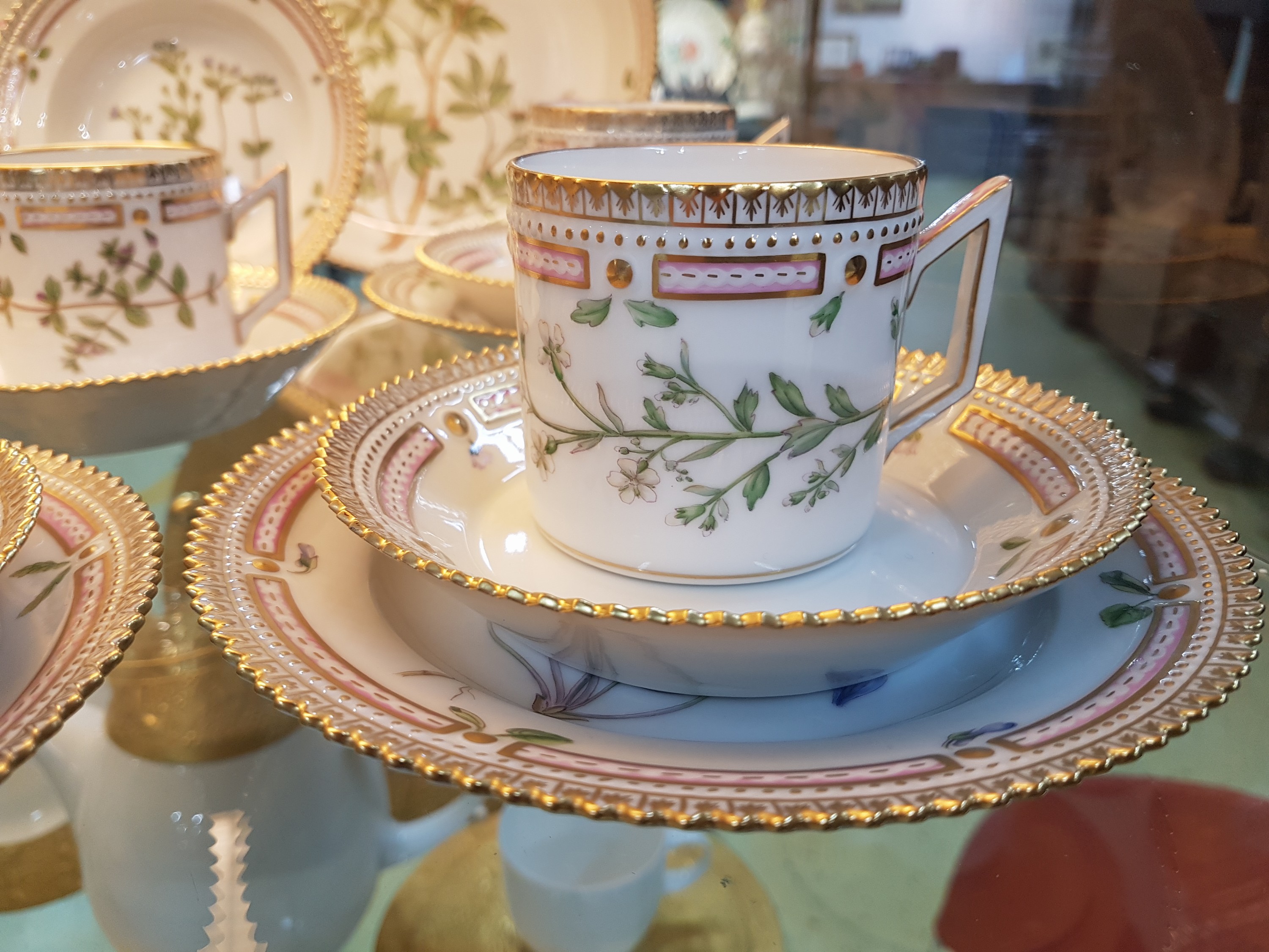 Detail c: 6 Kaffeegedecke, eine Gebäckschüssel und ein Tellerchen "Flora danica", Royal Copenhagen, 1969-84, Porzellan, handbemalter Dekor, ...