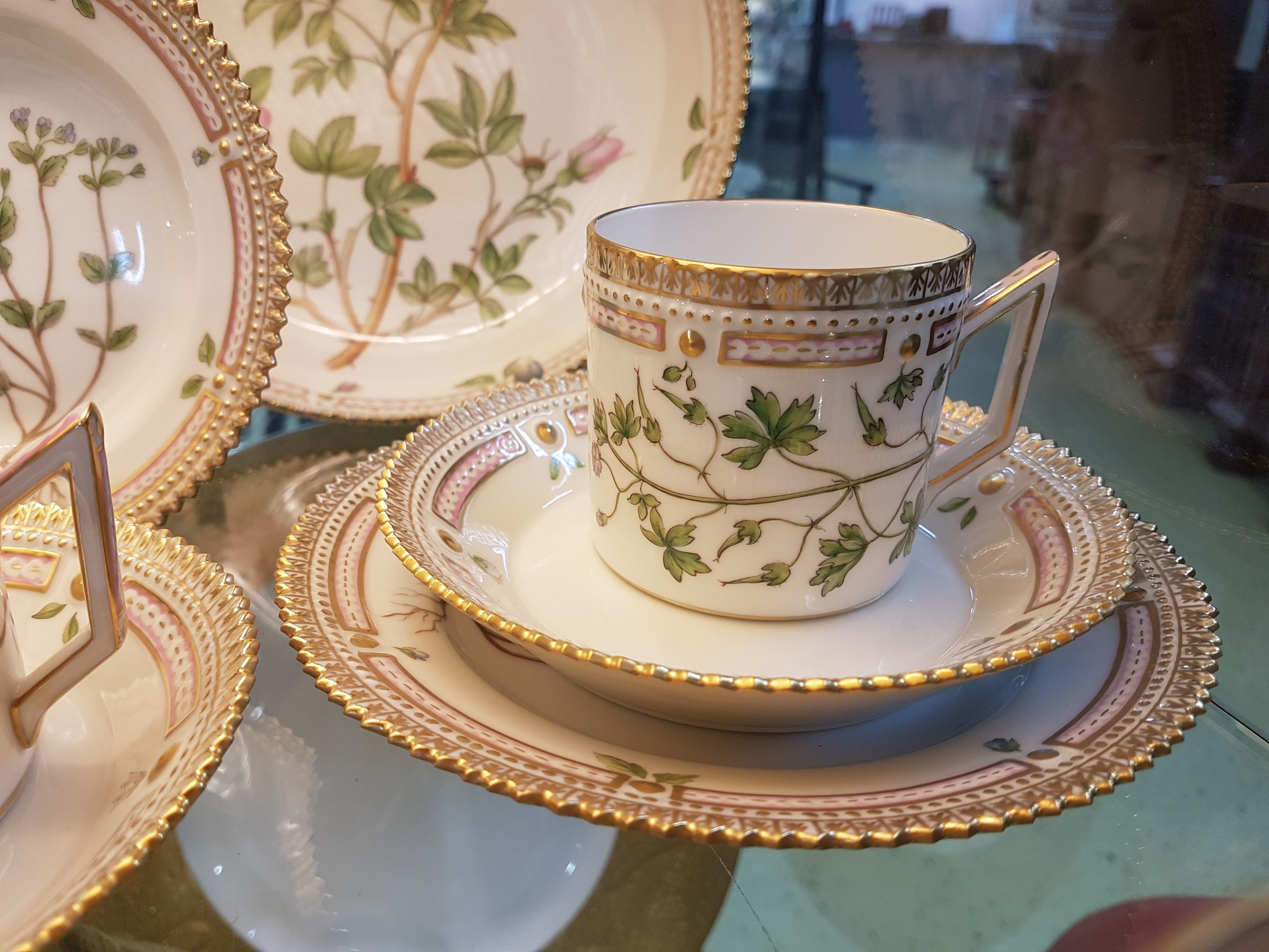 Detail f: 6 Kaffeegedecke, eine Gebäckschüssel und ein Tellerchen "Flora danica", Royal Copenhagen, 1969-84, Porzellan, handbemalter Dekor, ...
