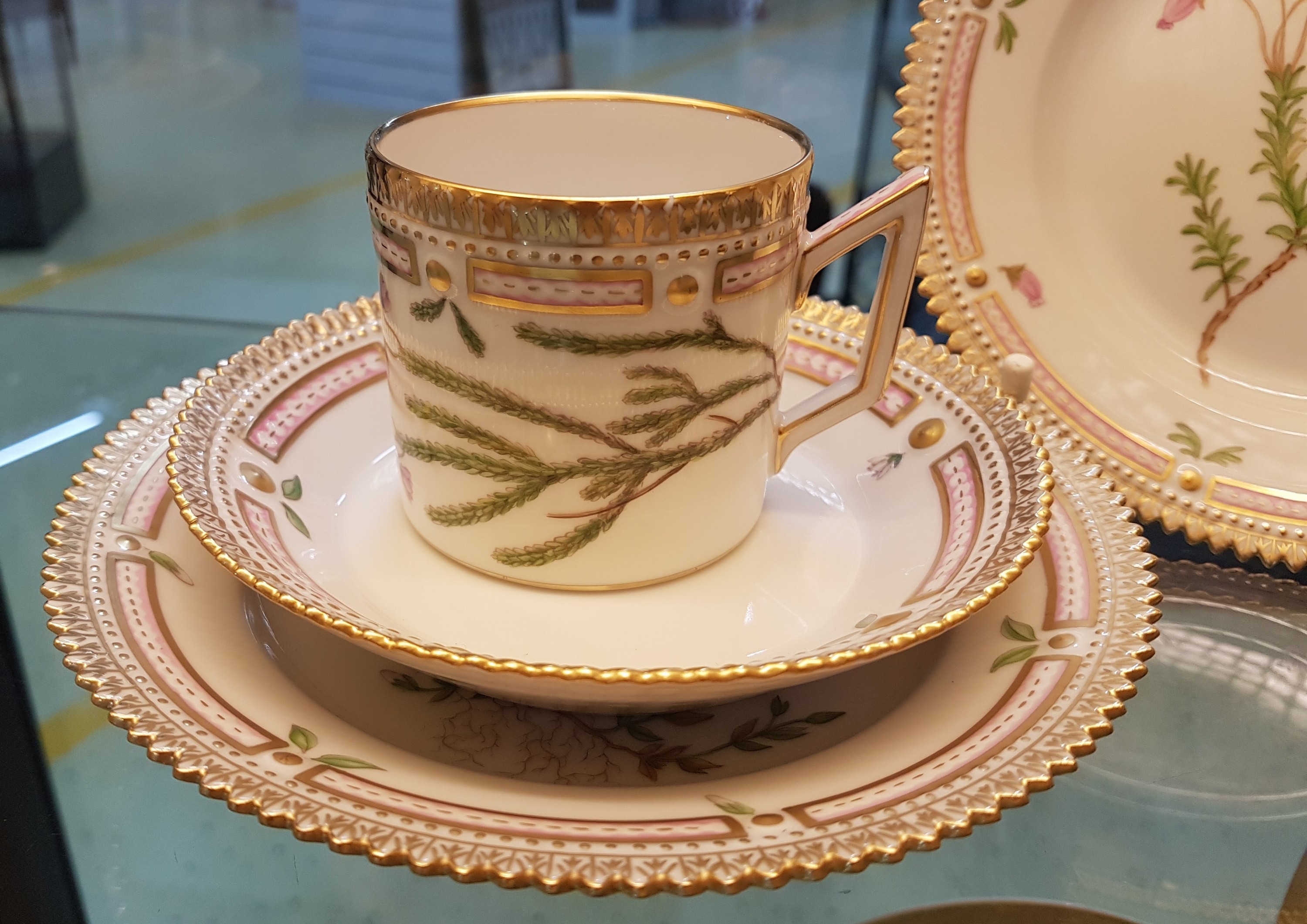 Detail g: 6 Kaffeegedecke, eine Gebäckschüssel und ein Tellerchen "Flora danica", Royal Copenhagen, 1969-84, Porzellan, handbemalter Dekor, ...