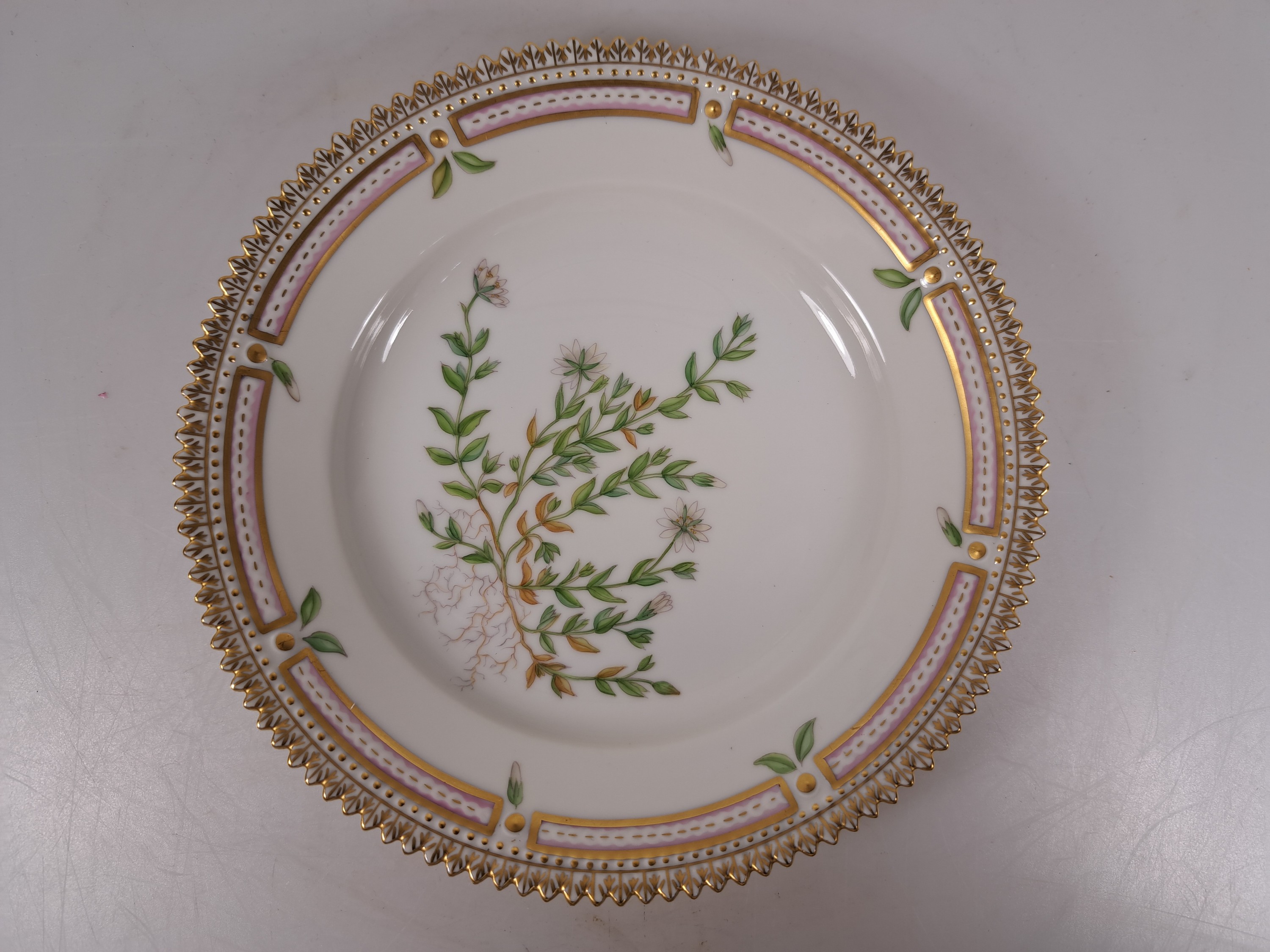 Detail j: 6 Kaffeegedecke, eine Gebäckschüssel und ein Tellerchen "Flora danica", Royal Copenhagen, 1969-84, Porzellan, handbemalter Dekor, ...