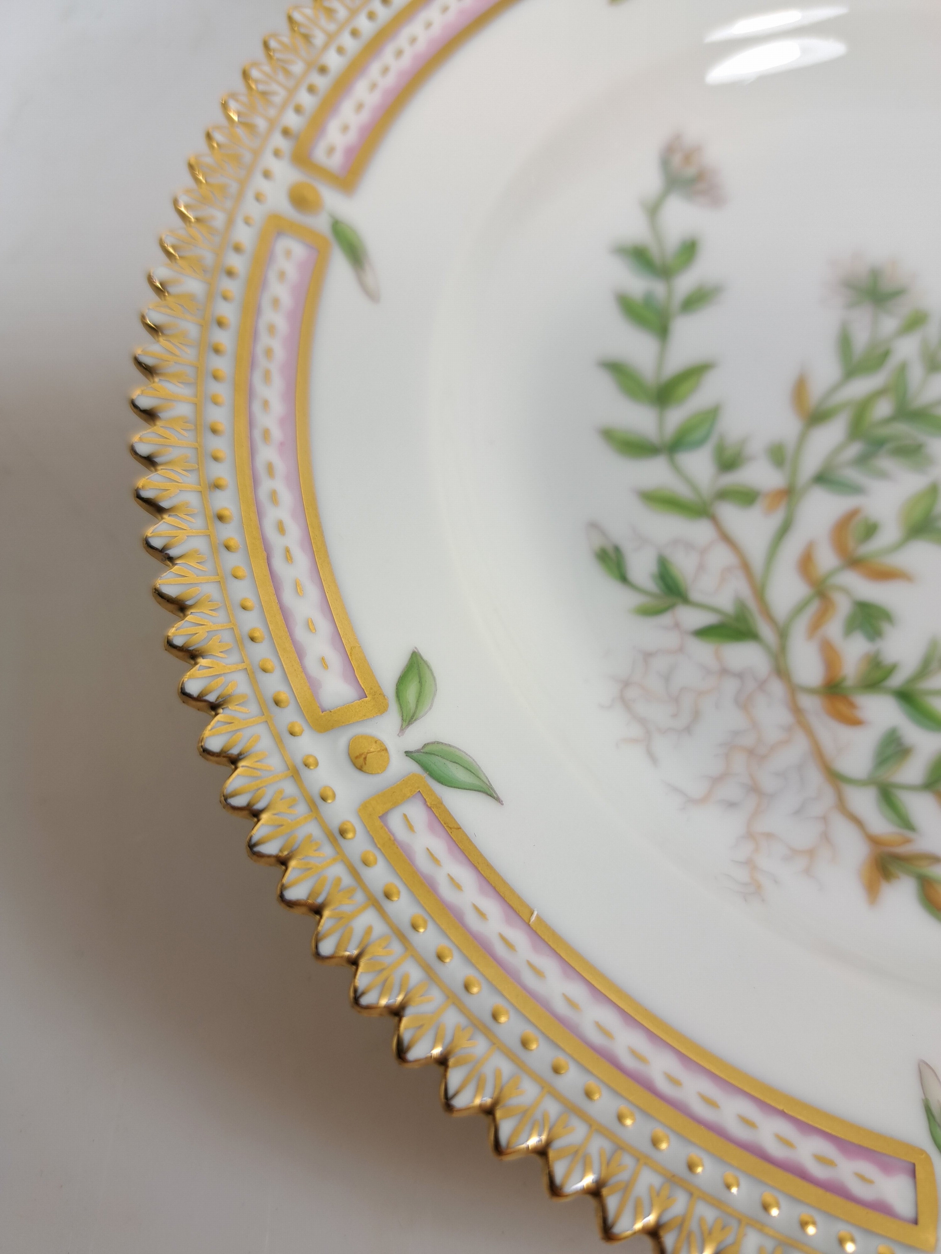 Detail k: 6 Kaffeegedecke, eine Gebäckschüssel und ein Tellerchen "Flora danica", Royal Copenhagen, 1969-84, Porzellan, handbemalter Dekor, ...
