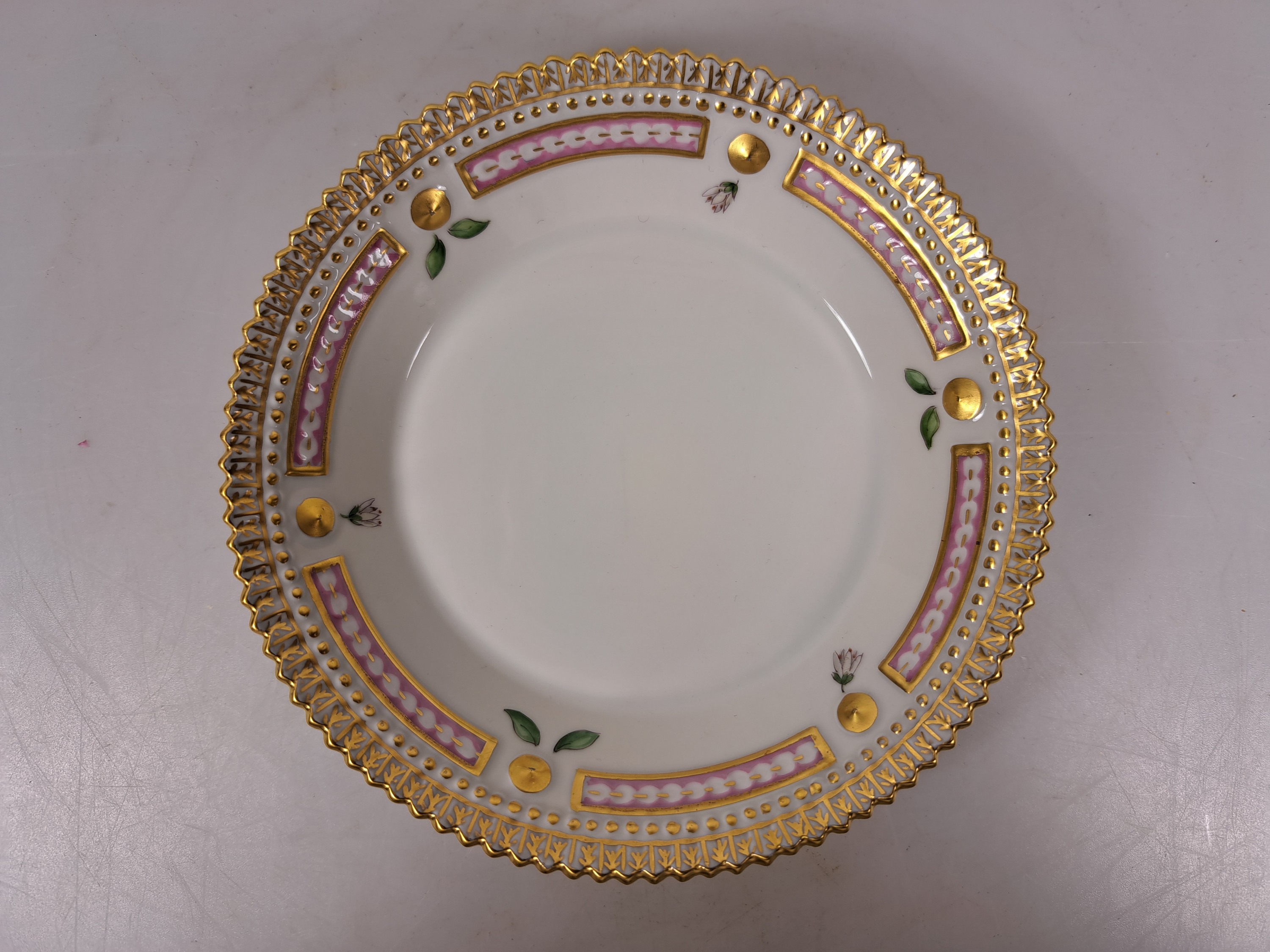 Detail l: 6 Kaffeegedecke, eine Gebäckschüssel und ein Tellerchen "Flora danica", Royal Copenhagen, 1969-84, Porzellan, handbemalter Dekor, ...
