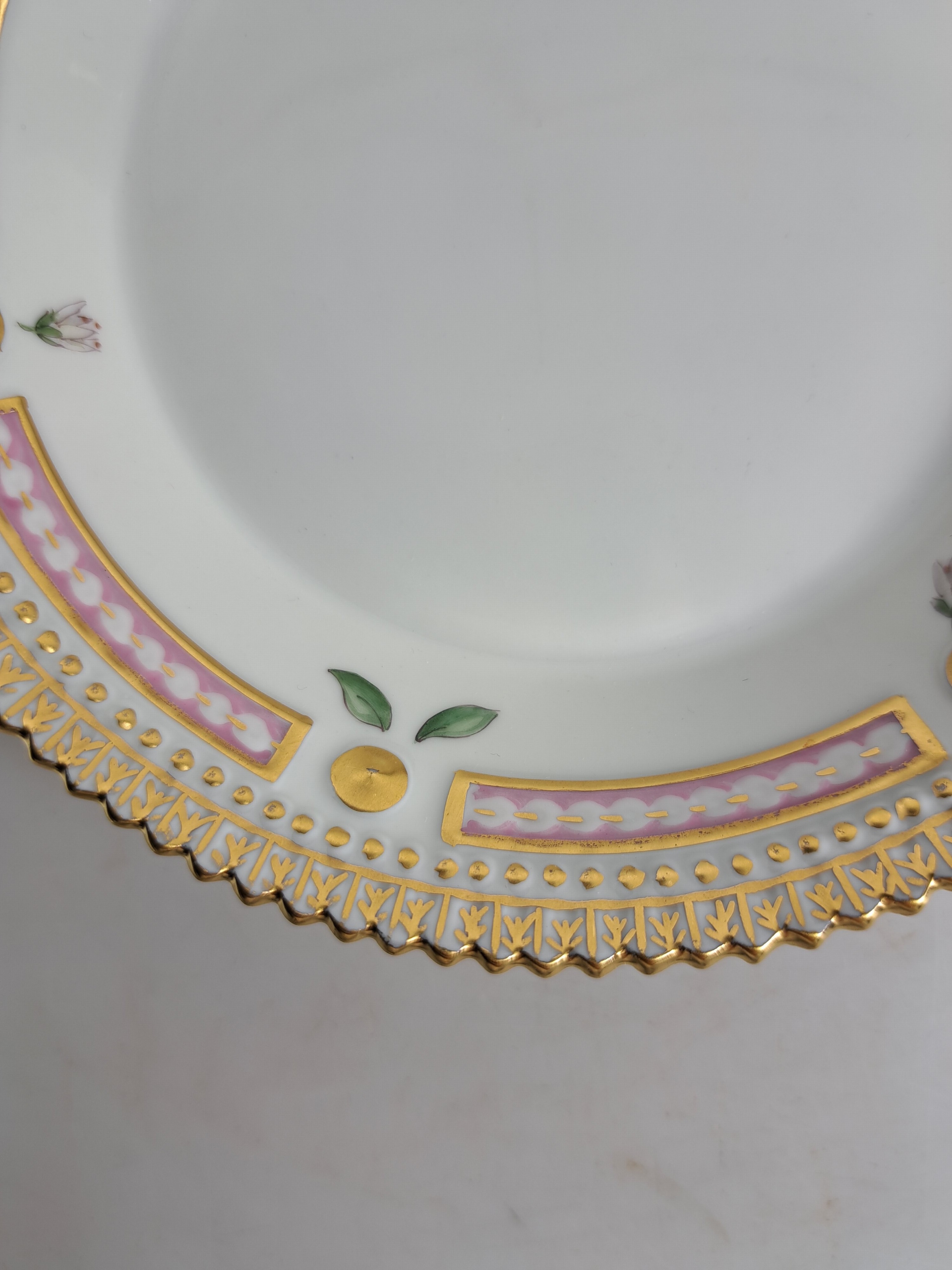 Detail m: 6 Kaffeegedecke, eine Gebäckschüssel und ein Tellerchen "Flora danica", Royal Copenhagen, 1969-84, Porzellan, handbemalter Dekor, ...