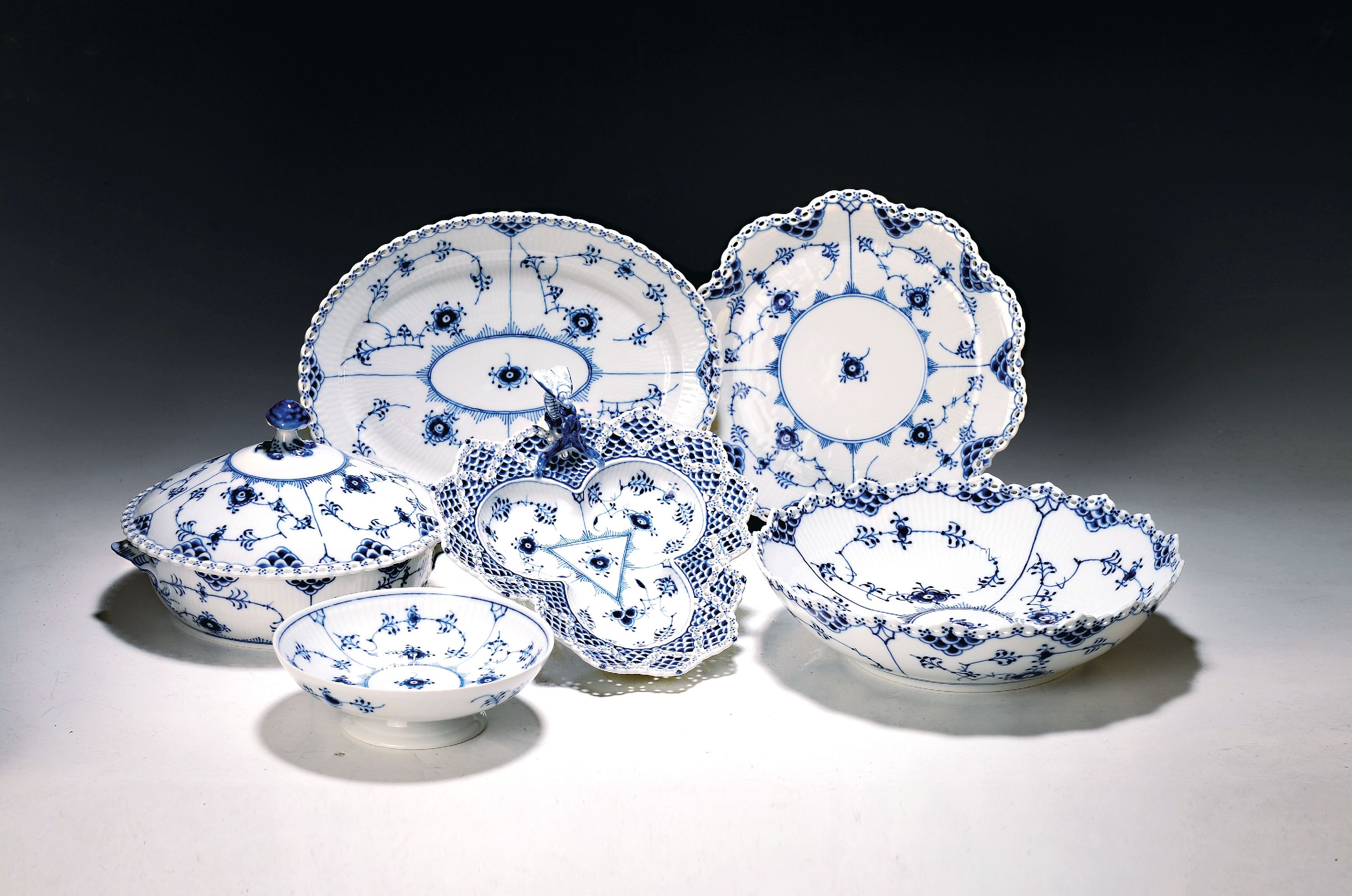 Image 27037033 - 7 service parts Musselmalet full lace, Royal Copenhagen, porcelain, underglaze blue ...