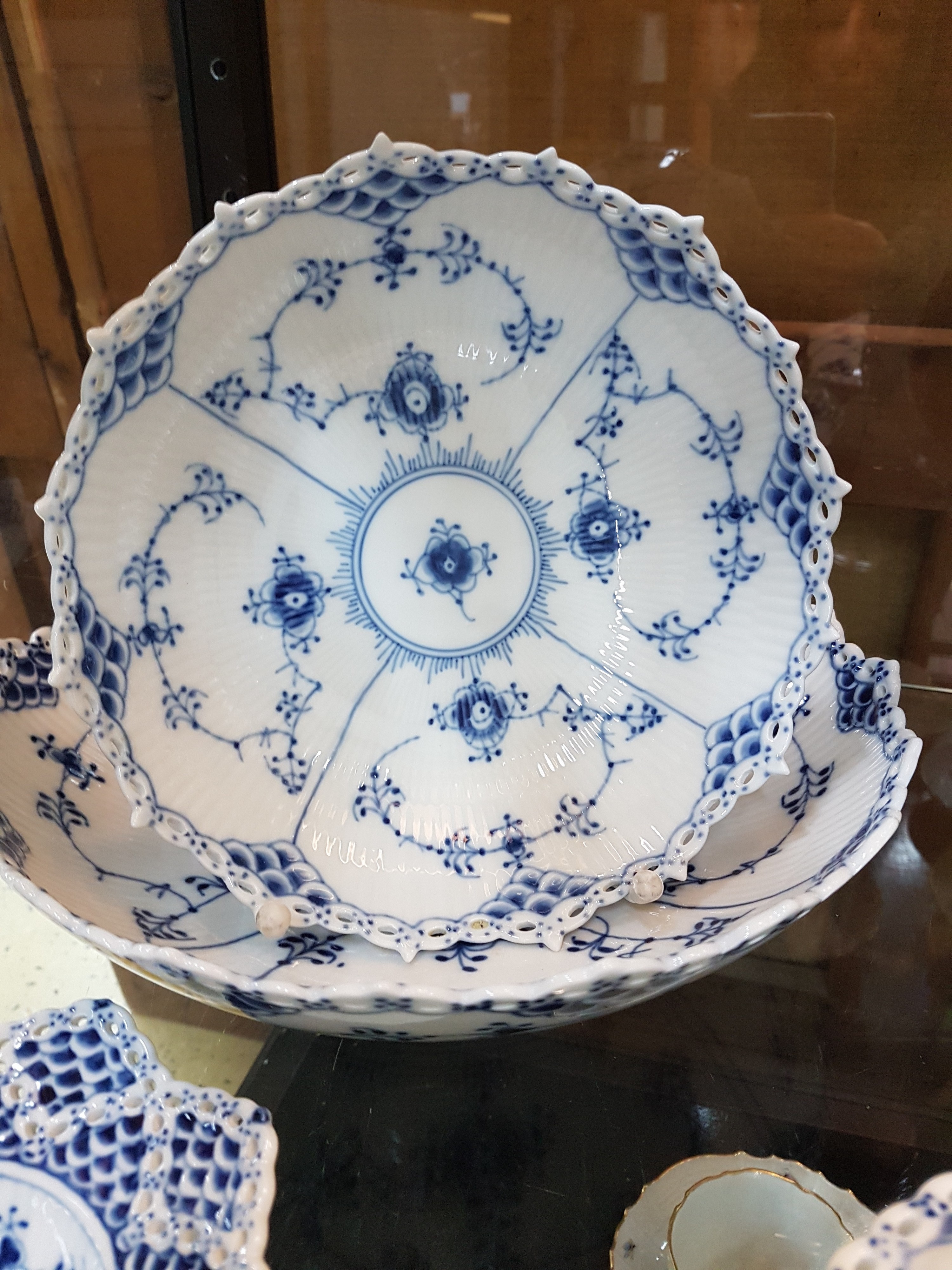 Detail f: 7 Serviceteile Musselmalet Vollspitze, Royal Copenhagen, Porzellan, unterglasurblauer Dekor, Rand in Durchbrucharbeit, Deckelschüssel, ...