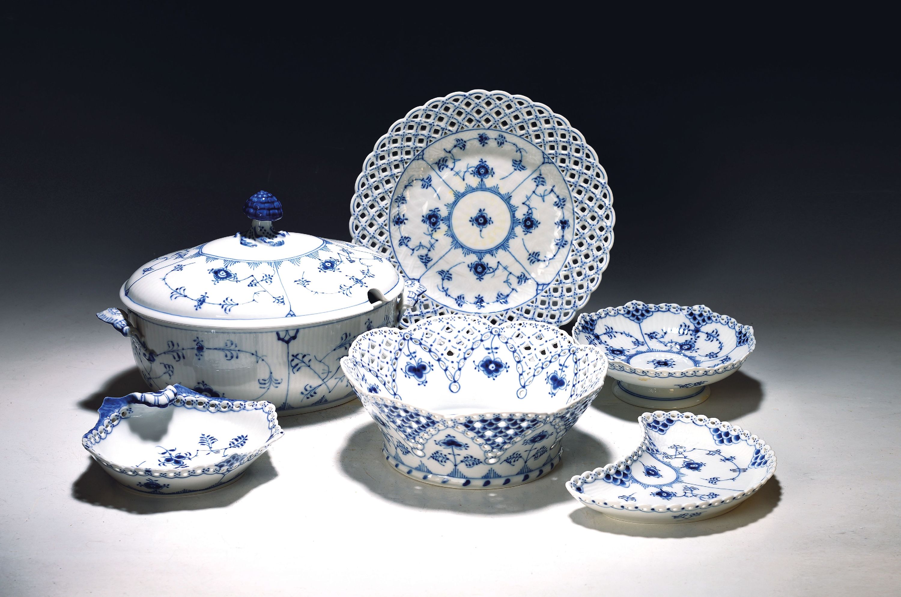 Image 27037034 - 6 Serviceteile Musselmalet Vollspitze, Royal Copenhagen, Porzellan, unterglasurblauer ...