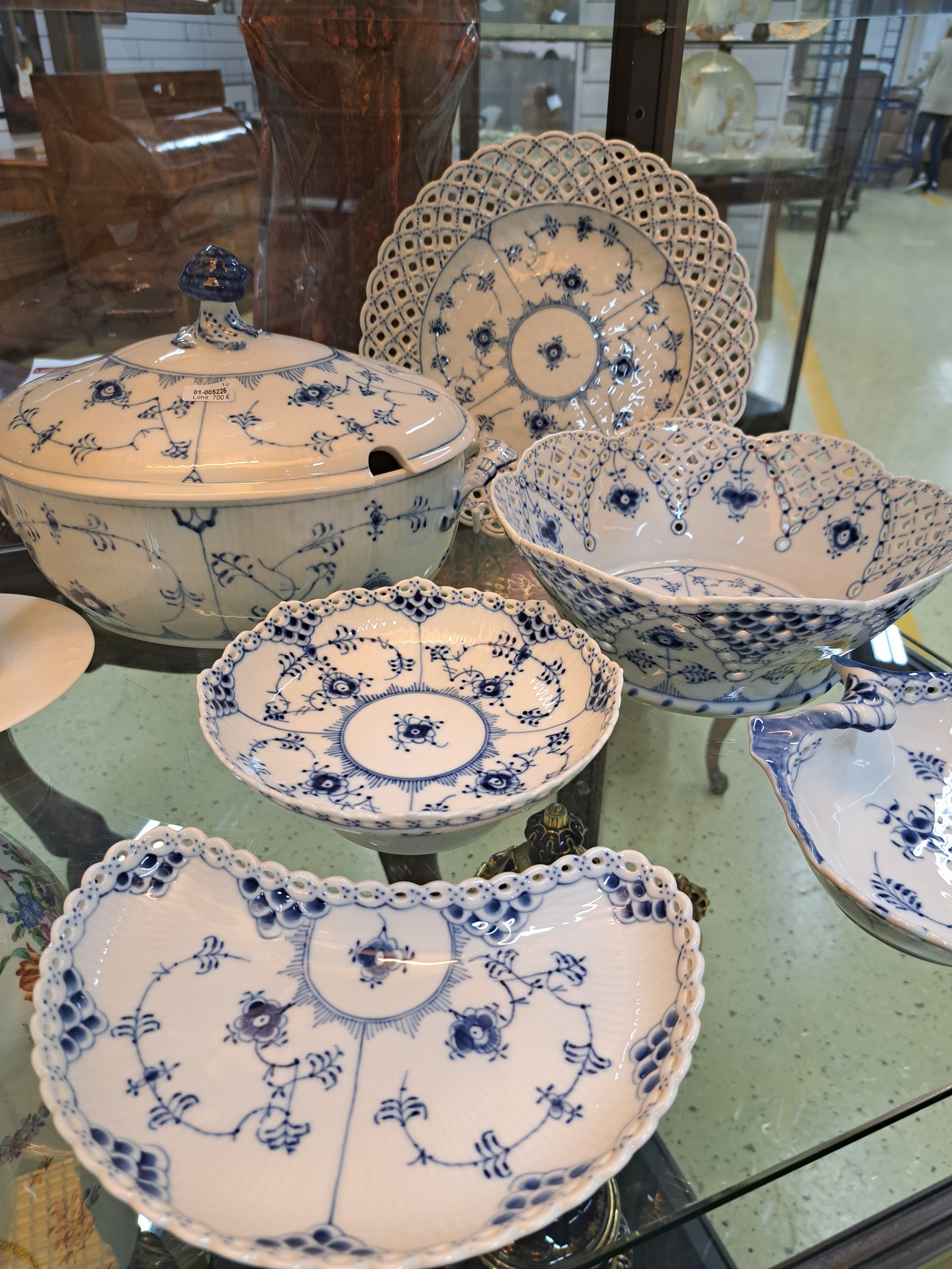 Detail a: 6 Serviceteile Musselmalet Vollspitze, Royal Copenhagen, Porzellan, unterglasurblauer Dekor, Rand mit Durchbrucharbeit, Muschelschale, Deckelterrine, ...