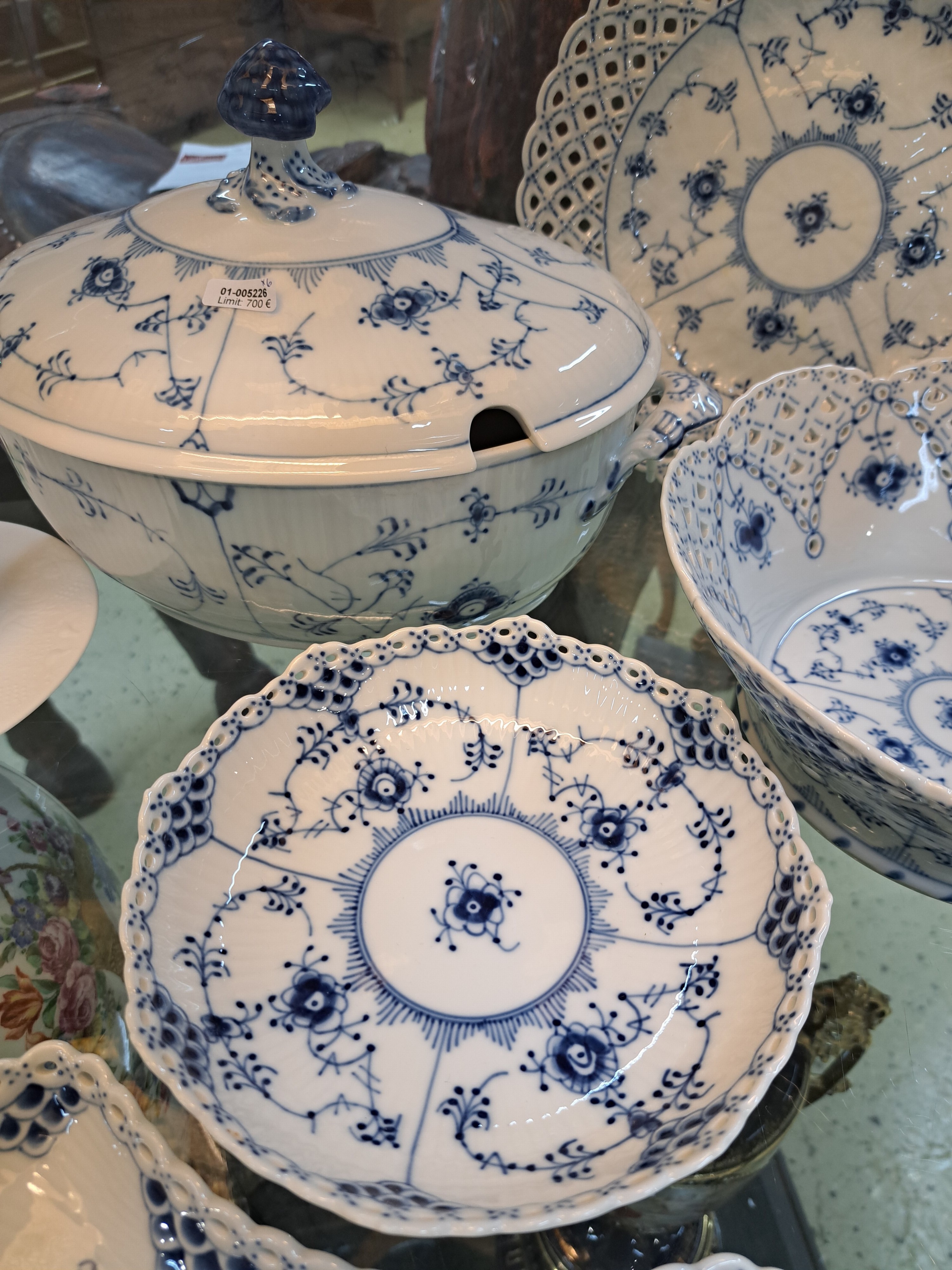 Detail b: 6 Serviceteile Musselmalet Vollspitze, Royal Copenhagen, Porzellan, unterglasurblauer Dekor, Rand mit Durchbrucharbeit, Muschelschale, Deckelterrine, ...