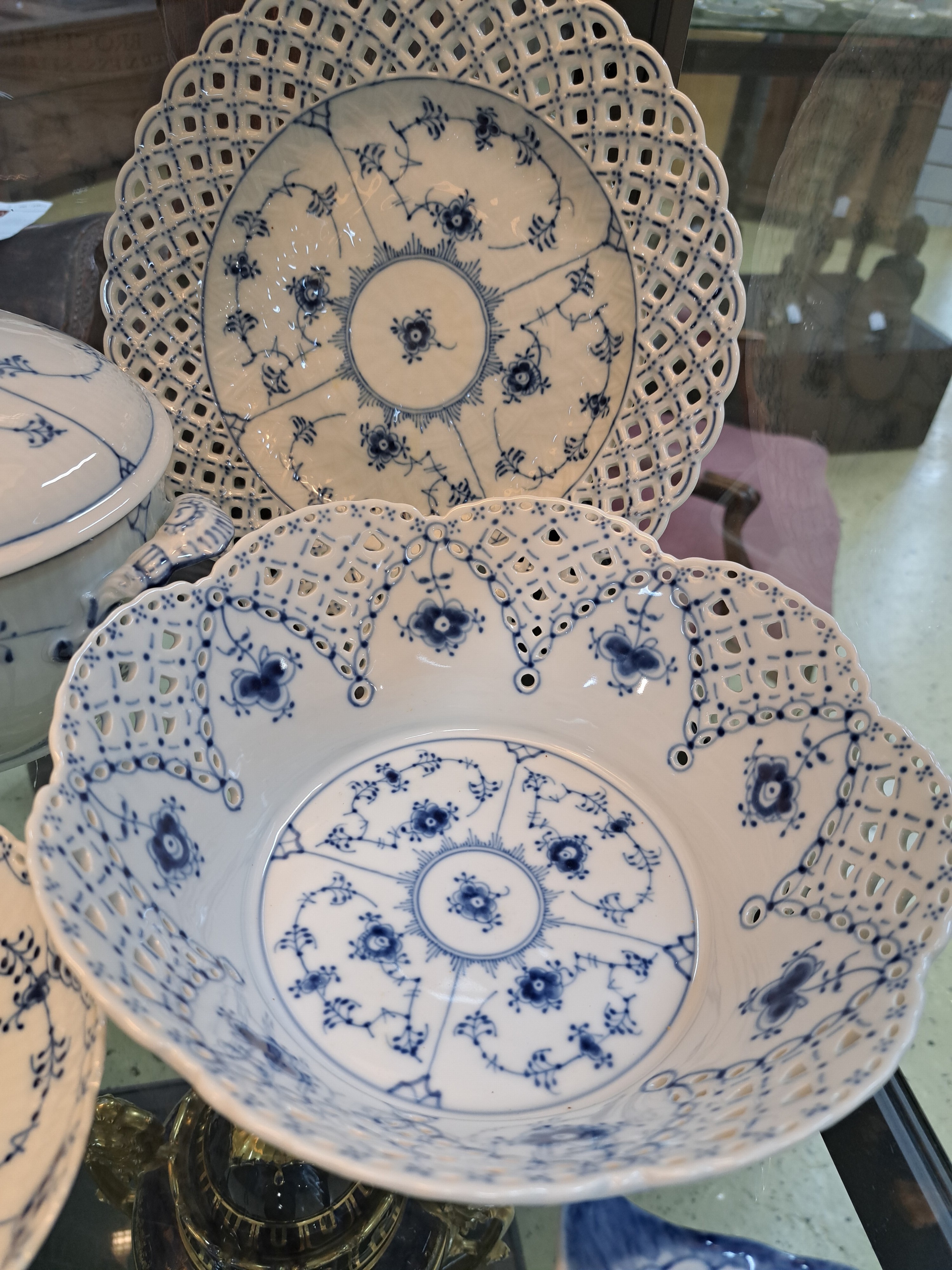 Detail c: 6 Serviceteile Musselmalet Vollspitze, Royal Copenhagen, Porzellan, unterglasurblauer Dekor, Rand mit Durchbrucharbeit, Muschelschale, Deckelterrine, ...
