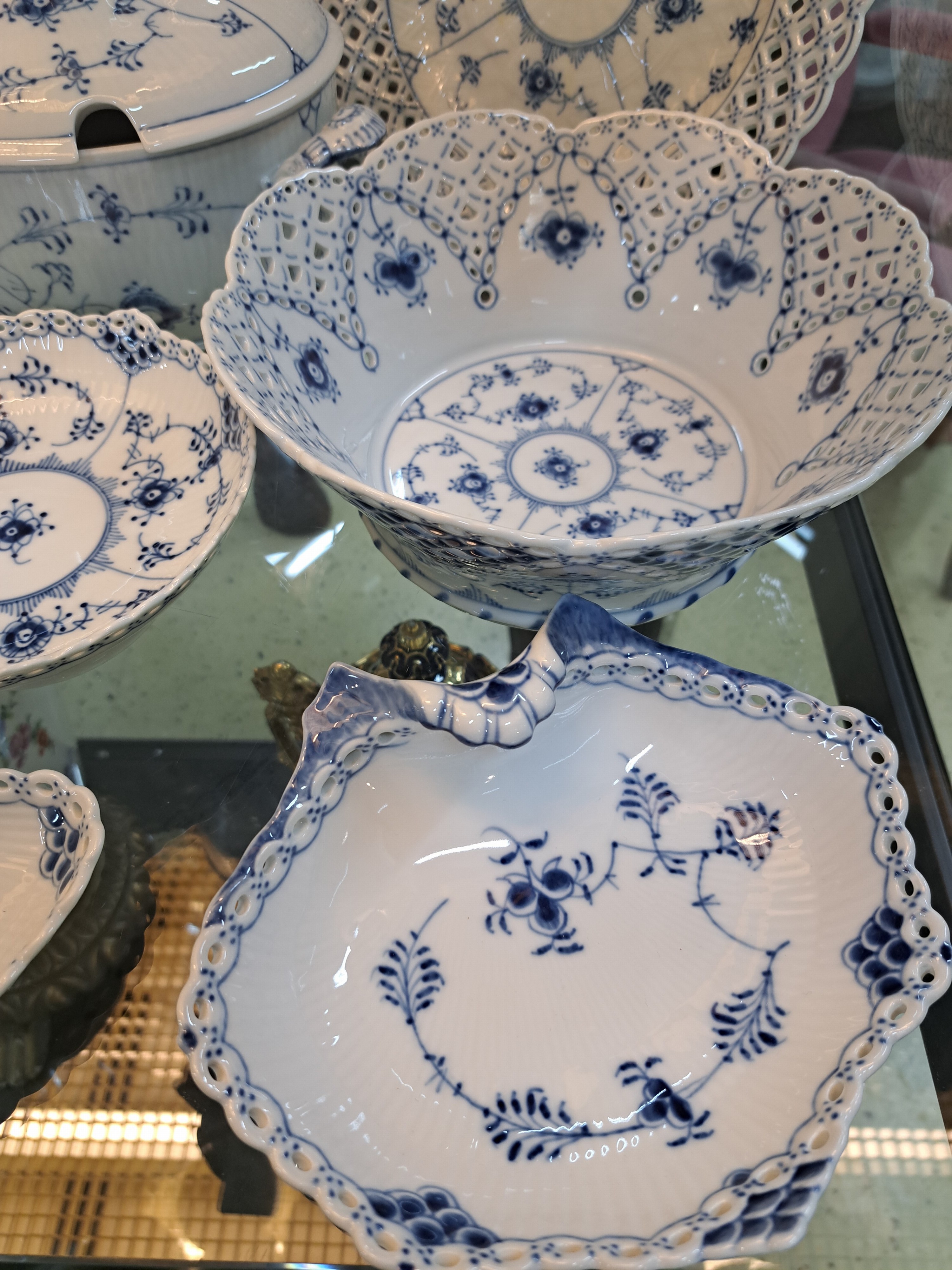 Detail d: 6 Serviceteile Musselmalet Vollspitze, Royal Copenhagen, Porzellan, unterglasurblauer Dekor, Rand mit Durchbrucharbeit, Muschelschale, Deckelterrine, ...