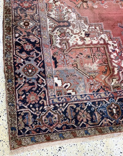 27037014h - Heriz, Persien, Mitte 20.Jhd, Wolle auf Baumwolle, ca. 330 x 253 cm, EHZ: 2 ...