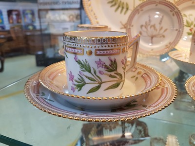 27037027c - 6 Kaffeegedecke, eine Kuchenplatte und ein Tellerchen ´Flora danica´, Royal Copenhagen, ...