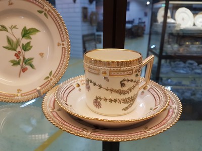 27037027e - 6 Kaffeegedecke, eine Kuchenplatte und ein Tellerchen ´Flora danica´, Royal Copenhagen, ...
