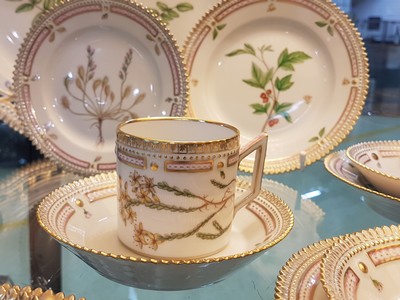 27037027f - 6 Kaffeegedecke, eine Kuchenplatte und ein Tellerchen ´Flora danica´, Royal Copenhagen, ...
