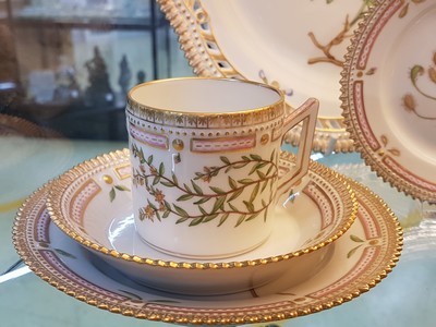 27037027g - 6 Kaffeegedecke, eine Kuchenplatte und ein Tellerchen ´Flora danica´, Royal Copenhagen, ...