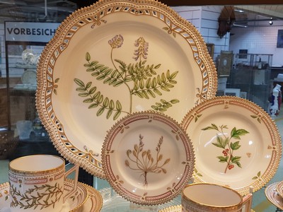 27037027h - 6 Kaffeegedecke, eine Kuchenplatte und ein Tellerchen ´Flora danica´, Royal Copenhagen, ...