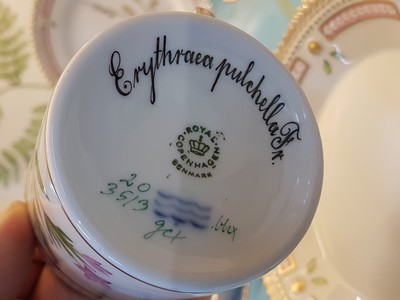 27037027i - 6 Kaffeegedecke, eine Kuchenplatte und ein Tellerchen ´Flora danica´, Royal Copenhagen, ...