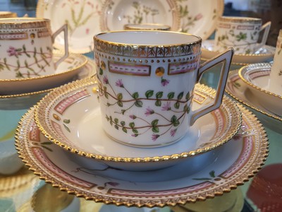 27037028b - 6 Kaffeegedecke, eine Gebäckschüssel und ein Tellerchen ´Flora danica´, Royal ...