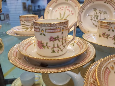 27037028d - 6 Kaffeegedecke, eine Gebäckschüssel und ein Tellerchen ´Flora danica´, Royal ...