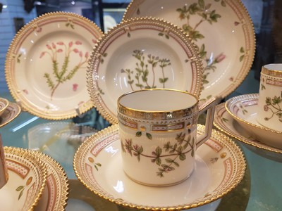 27037028e - 6 Kaffeegedecke, eine Gebäckschüssel und ein Tellerchen ´Flora danica´, Royal ...