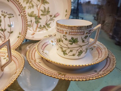 27037028f - 6 Kaffeegedecke, eine Gebäckschüssel und ein Tellerchen ´Flora danica´, Royal ...