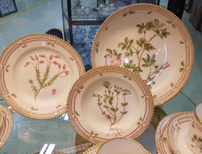 27037028h - 6 Kaffeegedecke, eine Gebäckschüssel und ein Tellerchen ´Flora danica´, Royal ...