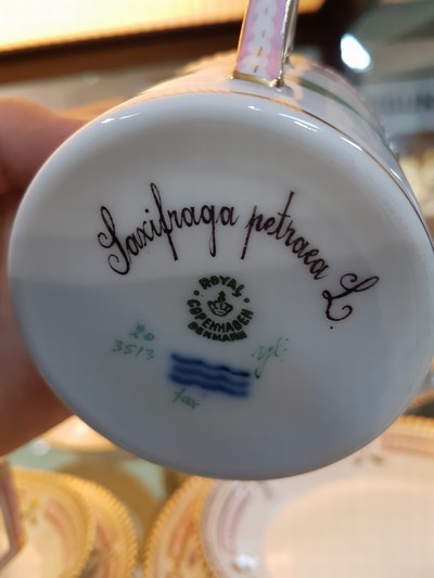 27037028i - 6 Kaffeegedecke, eine Gebäckschüssel und ein Tellerchen ´Flora danica´, Royal ...