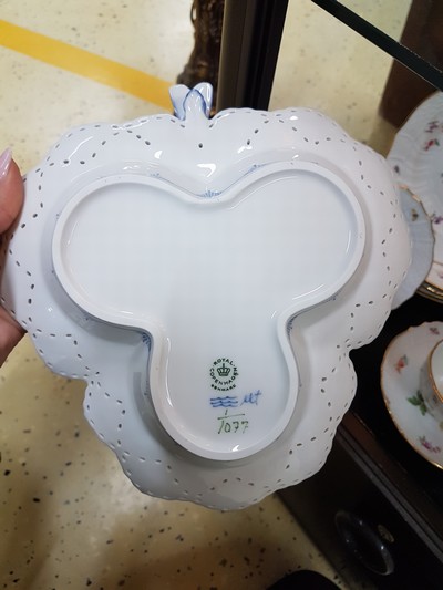 27037033h - 7 service parts Musselmalet full lace, Royal Copenhagen, porcelain, underglaze blue ...