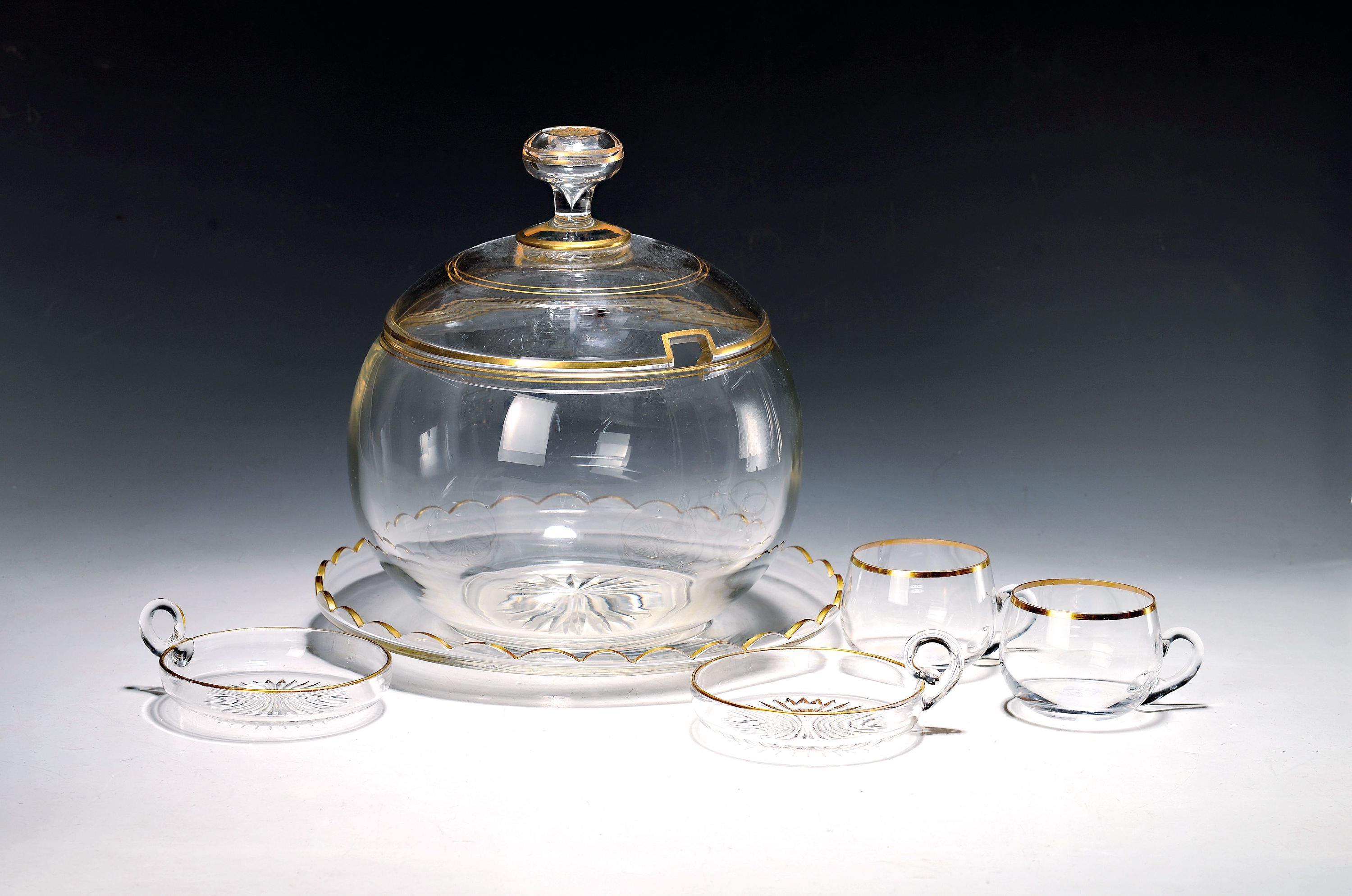 Image 27037519 - Bowle-Set, deutsch, 19.Jh., farbloses Glas, Goldstaffage, angesetzte gedrehte Henkel, ...