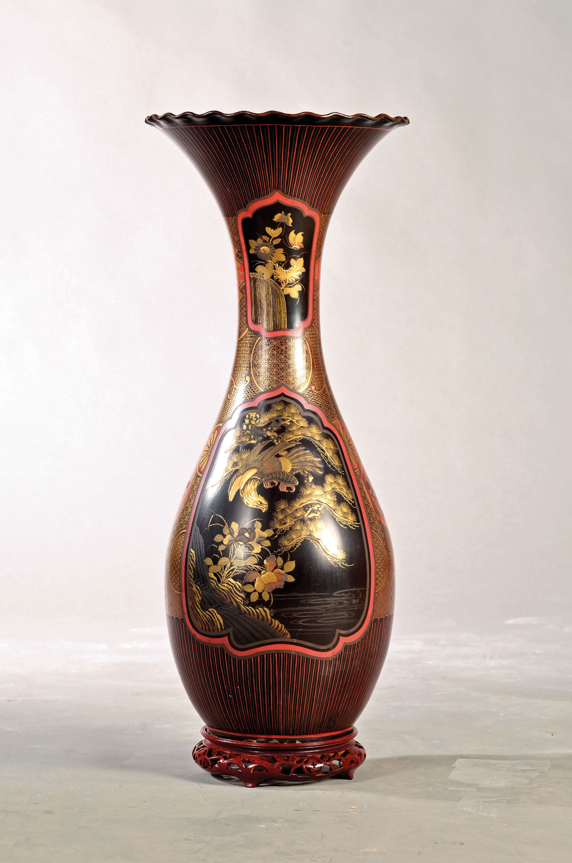 Image 27037525 - Große Bodenvase Famille Noir, China, späte Quing-Dynastie, um 1900, Porzellankorpus, ...