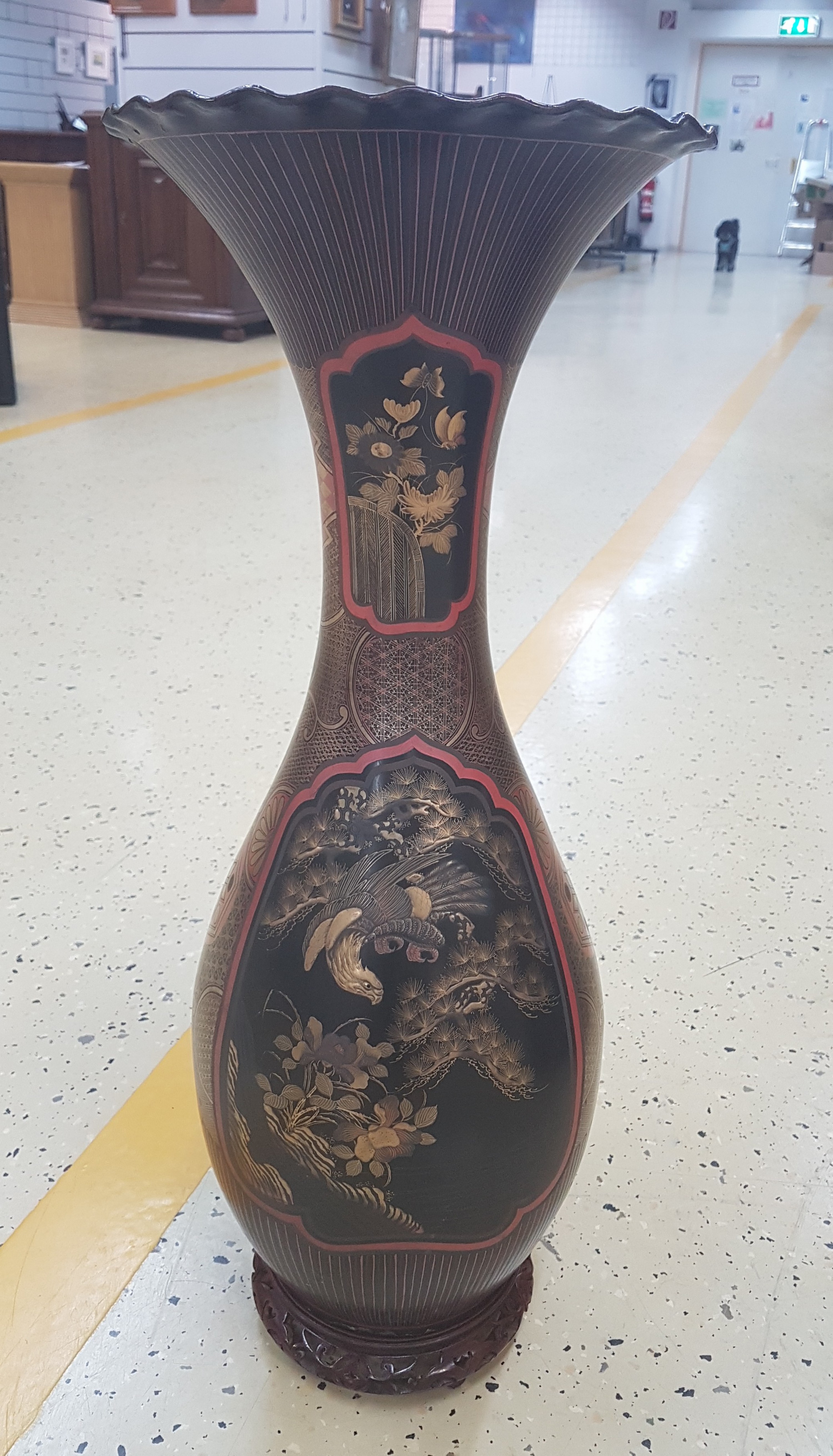 Detail a: Große Bodenvase Famille Noir, China, späte Quing-Dynastie, um 1900, Porzellankorpus, schwarz/rotgrundig glasiert, Goldmalerei, mit Holzsockel, H. ...