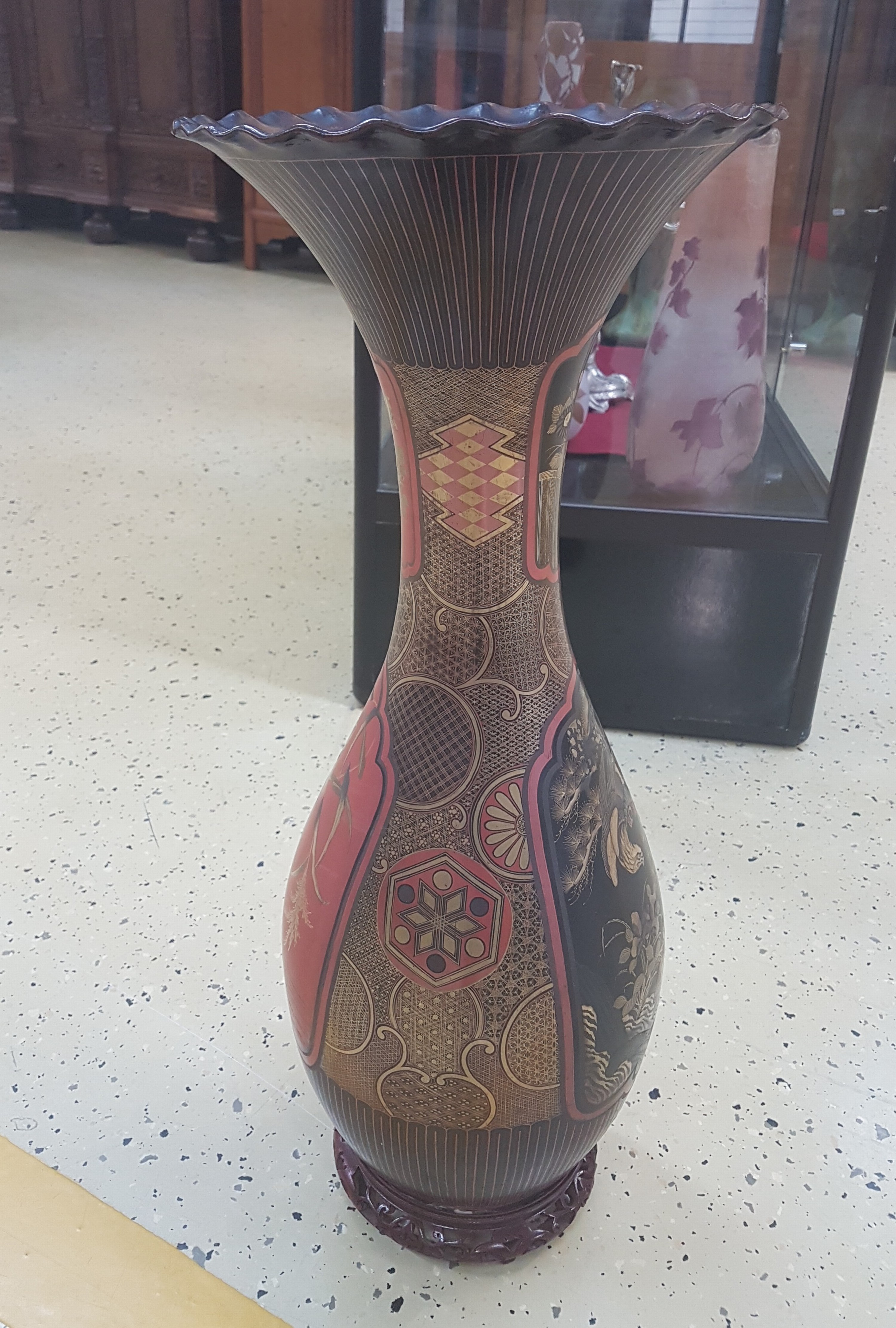 Detail b: Große Bodenvase Famille Noir, China, späte Quing-Dynastie, um 1900, Porzellankorpus, schwarz/rotgrundig glasiert, Goldmalerei, mit Holzsockel, H. ...