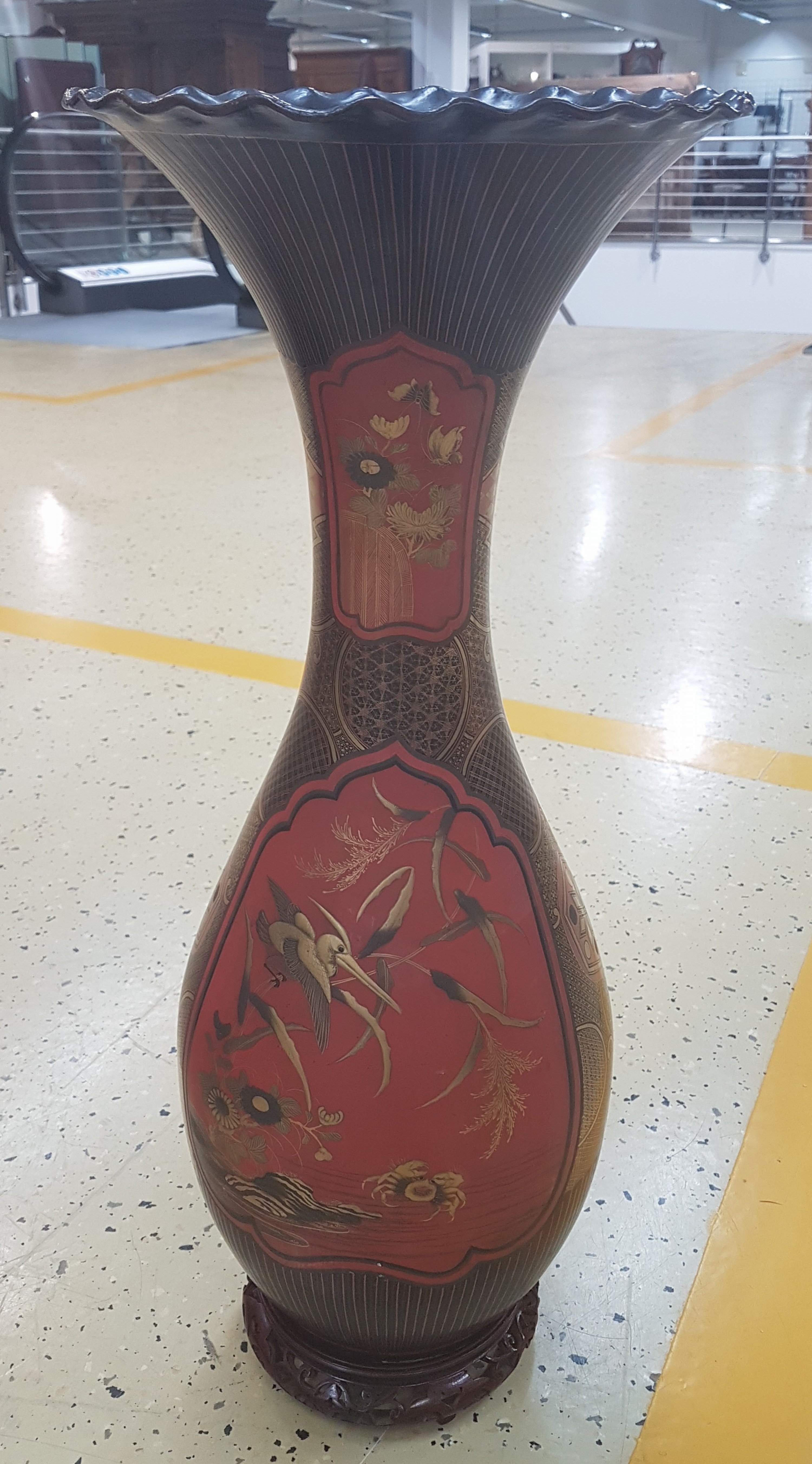 Detail c: Große Bodenvase Famille Noir, China, späte Quing-Dynastie, um 1900, Porzellankorpus, schwarz/rotgrundig glasiert, Goldmalerei, mit Holzsockel, H. ...