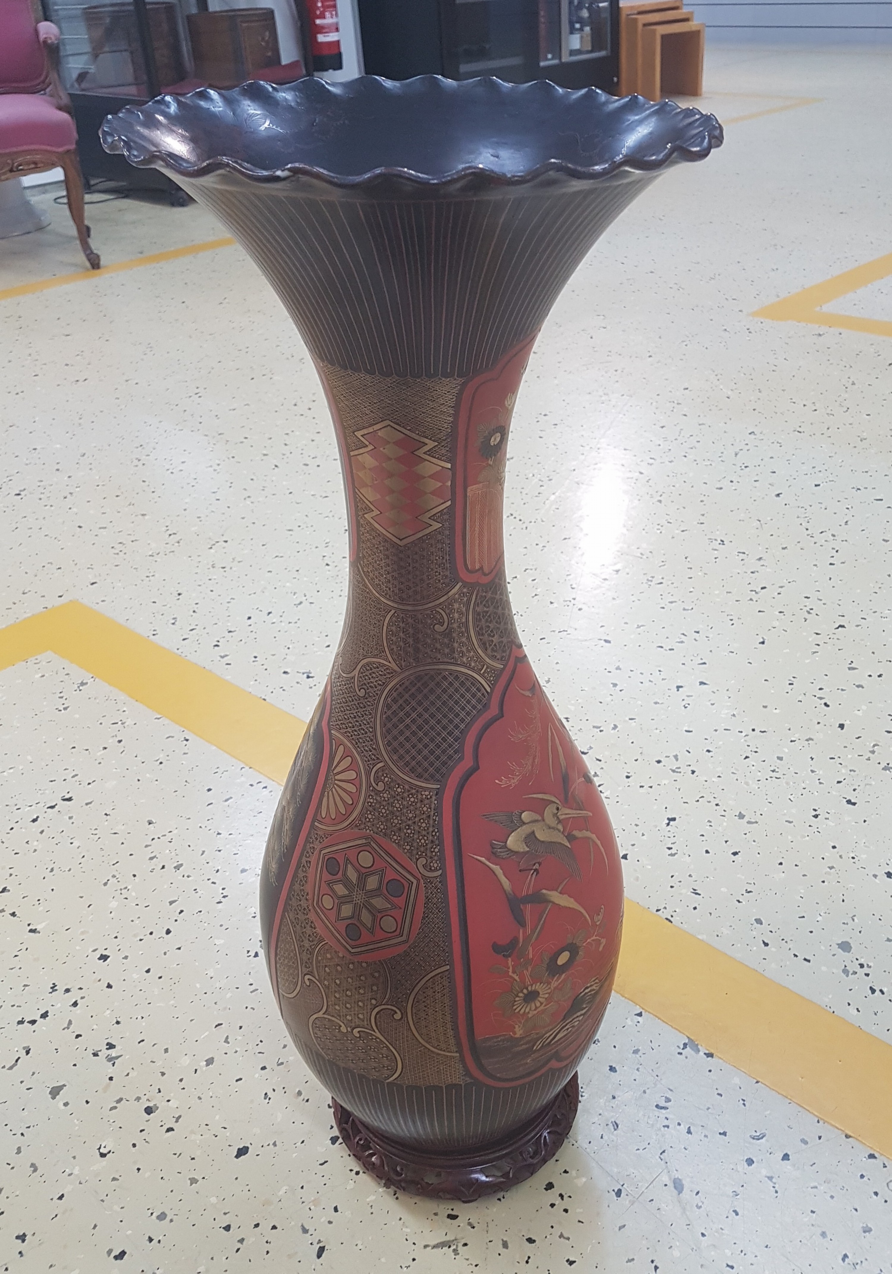 Detail d: Große Bodenvase Famille Noir, China, späte Quing-Dynastie, um 1900, Porzellankorpus, schwarz/rotgrundig glasiert, Goldmalerei, mit Holzsockel, H. ...