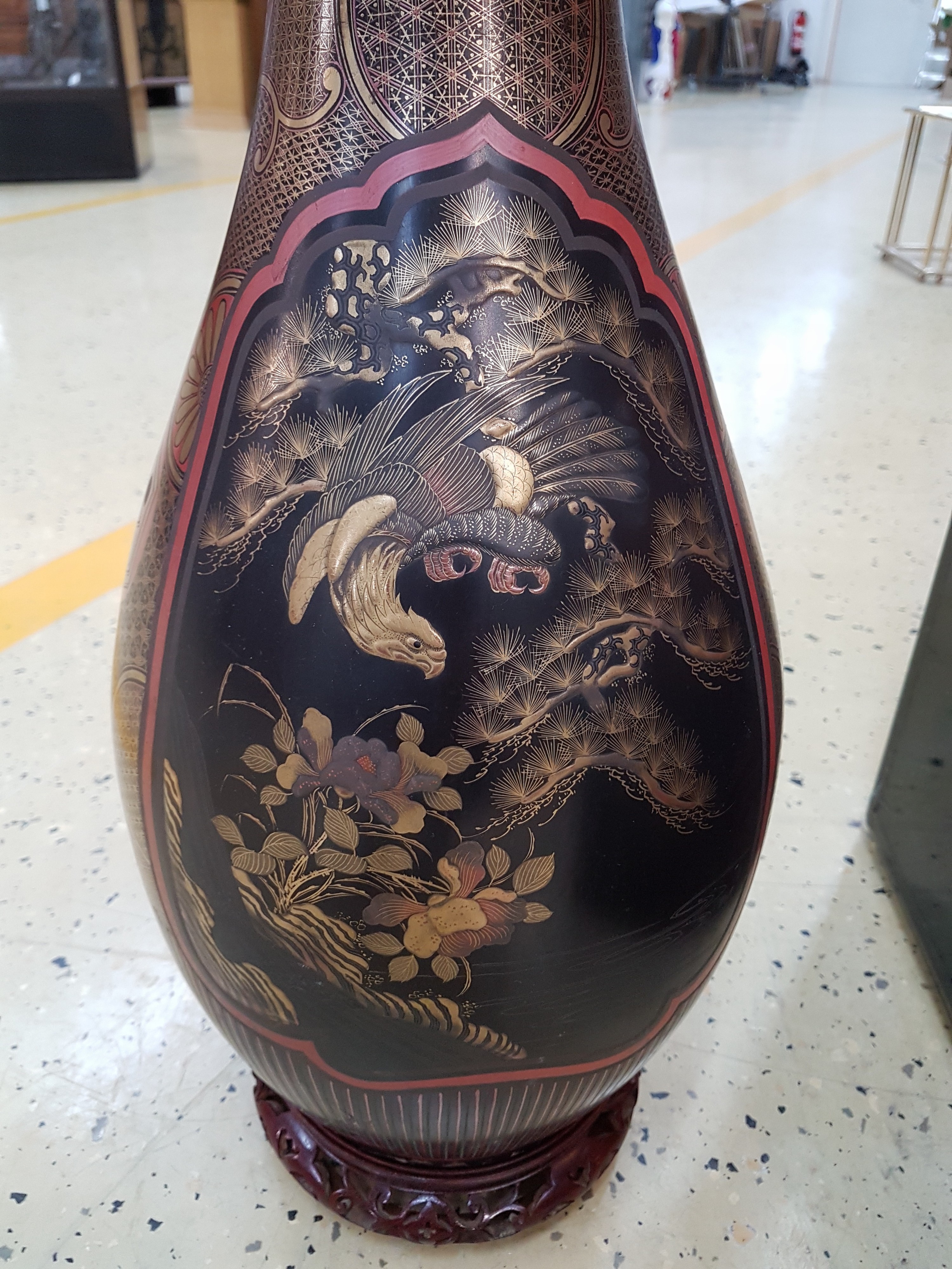 Detail g: Große Bodenvase Famille Noir, China, späte Quing-Dynastie, um 1900, Porzellankorpus, schwarz/rotgrundig glasiert, Goldmalerei, mit Holzsockel, H. ...