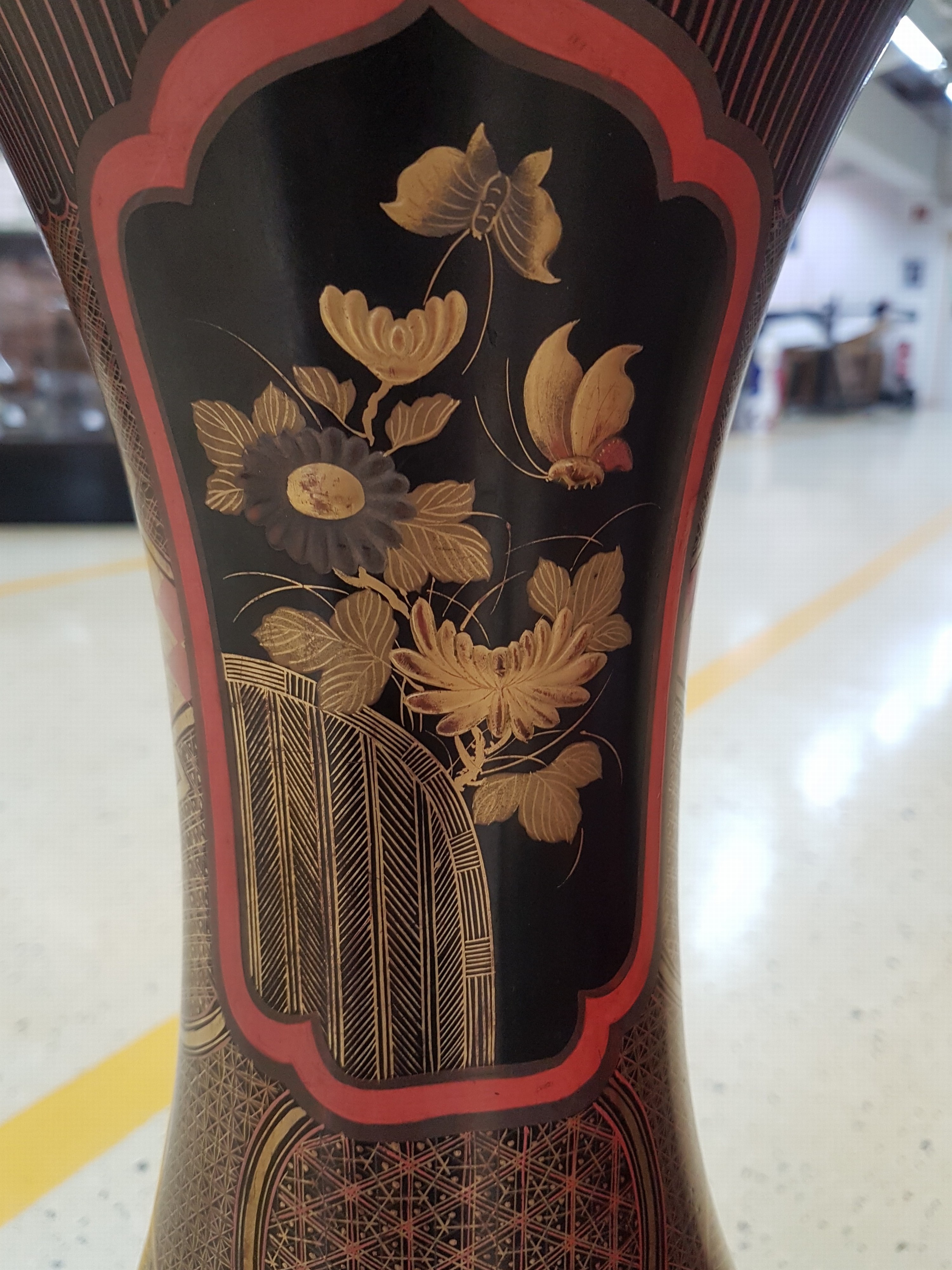 Detail h: Große Bodenvase Famille Noir, China, späte Quing-Dynastie, um 1900, Porzellankorpus, schwarz/rotgrundig glasiert, Goldmalerei, mit Holzsockel, H. ...