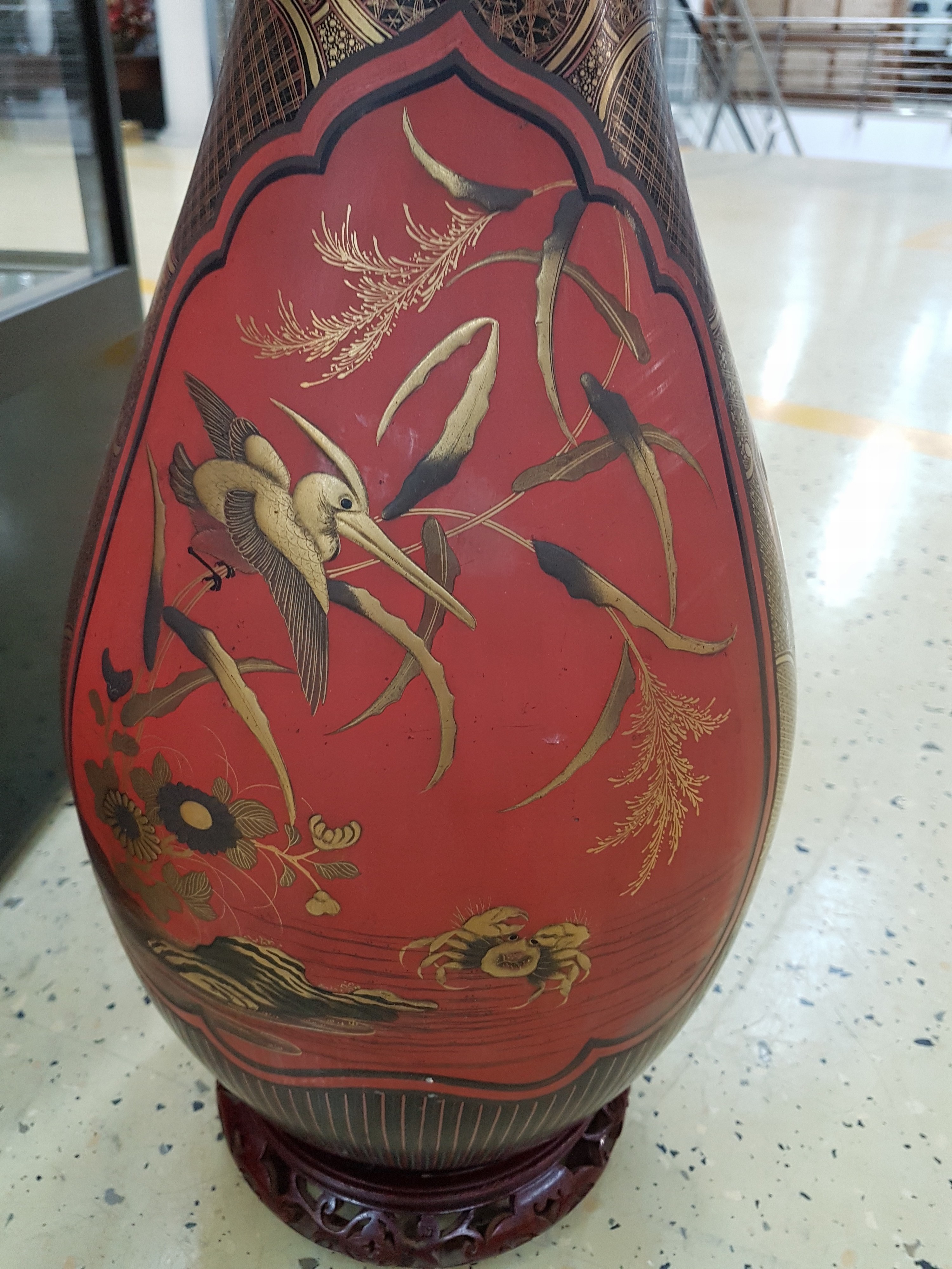 Detail i: Große Bodenvase Famille Noir, China, späte Quing-Dynastie, um 1900, Porzellankorpus, schwarz/rotgrundig glasiert, Goldmalerei, mit Holzsockel, H. ...
