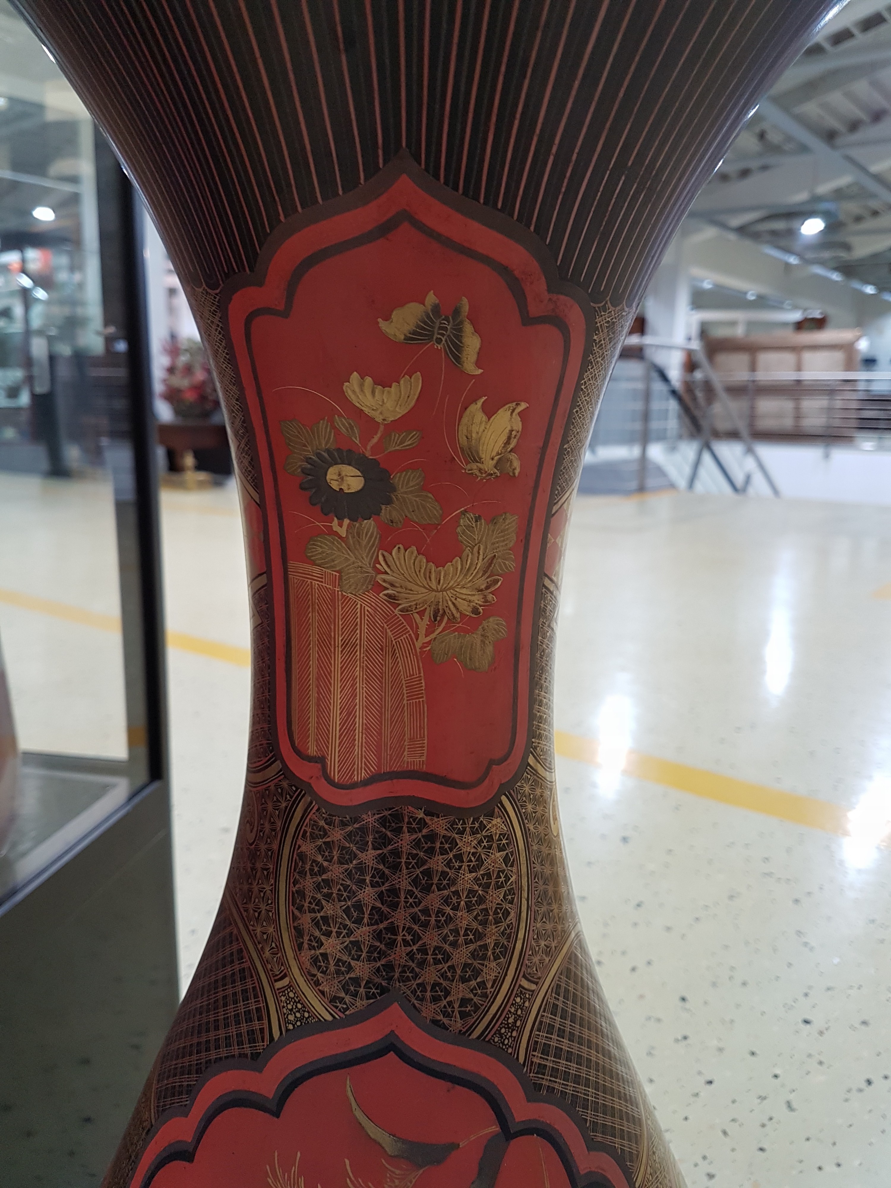 Detail j: Große Bodenvase Famille Noir, China, späte Quing-Dynastie, um 1900, Porzellankorpus, schwarz/rotgrundig glasiert, Goldmalerei, mit Holzsockel, H. ...
