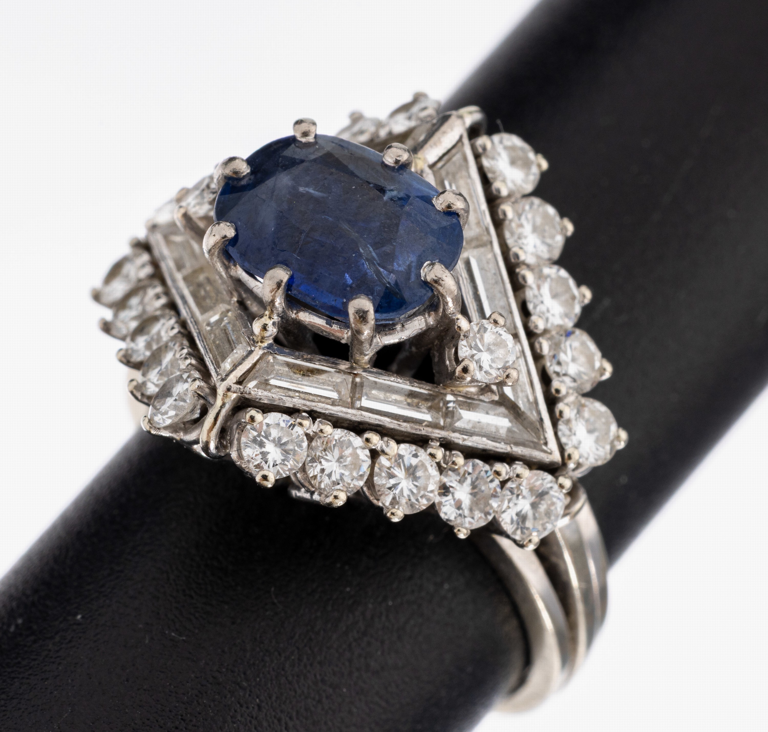 Image 27037566 - 14 kt Gold Saphir-Diamant-Ring, WG 585/000,mittig ovalfacett. Saphir (beh.) ca. 1.20 ...