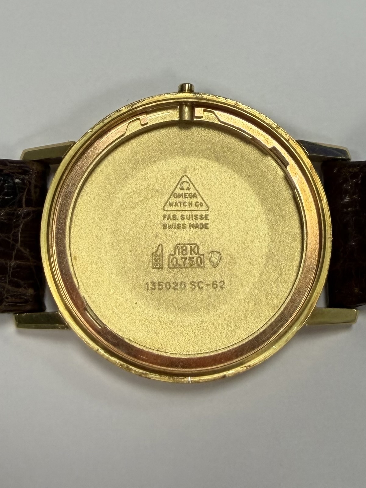 Detail e: OMEGA Seamaster De Ville Herrenarmbanduhr in GG 750/000 Referenz 135.020 SC-62, Handaufzug, Schweiz um 1962, 2-teil. Geh., Lünette aufgedr., Boden ...