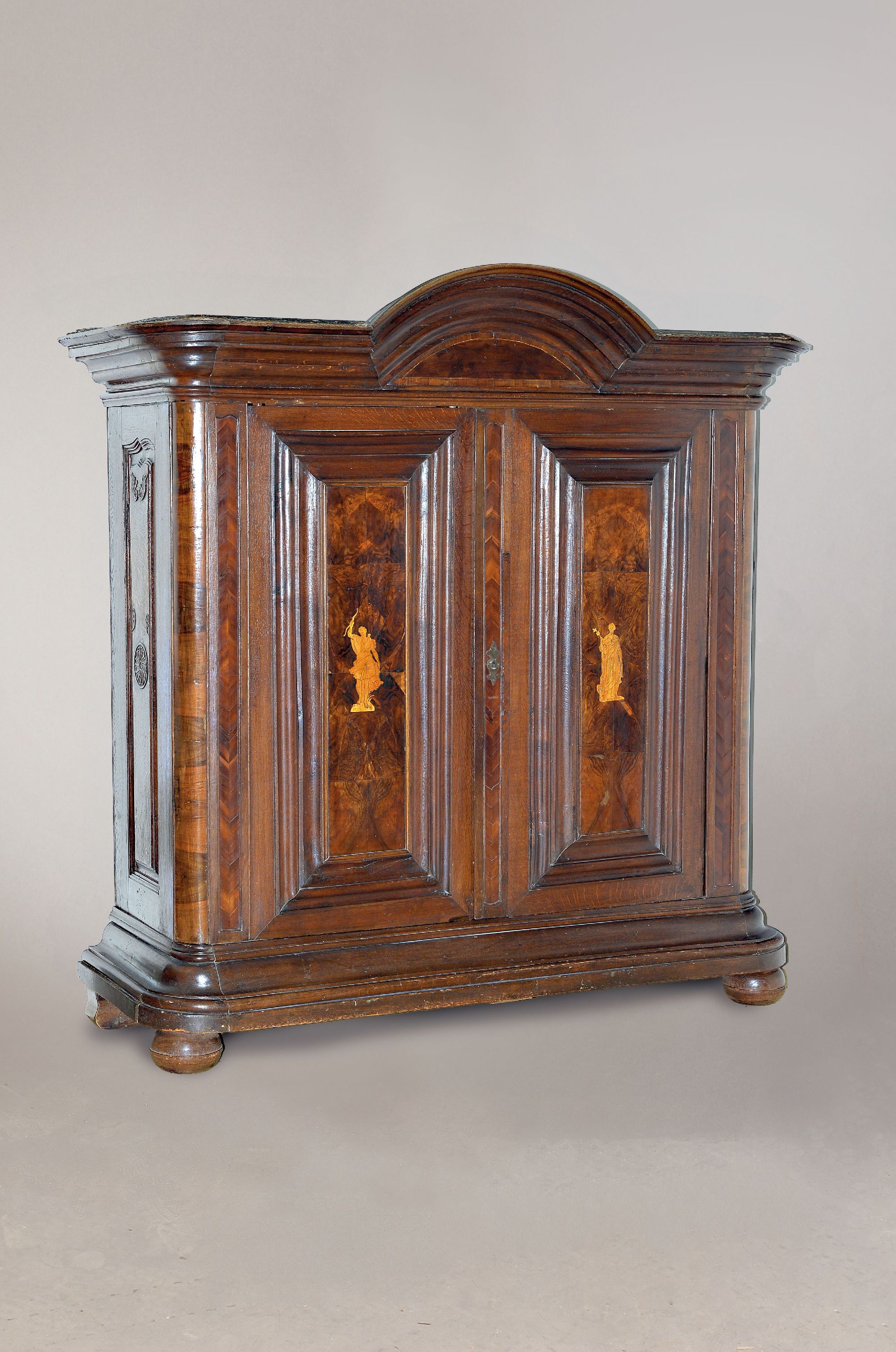 Image 27037586 - Barock-Schrank, wohl Karlsruhe, 1750/60, Eiche massiv, zweitürig, mit großzügigem ...