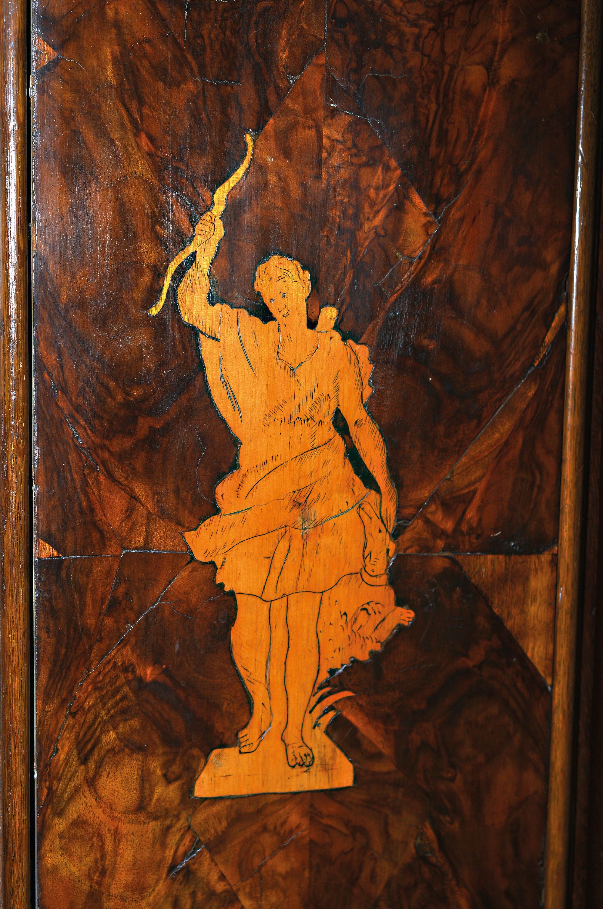 Detail a: Barock-Schrank, wohl Karlsruhe, 1750/60, Eiche massiv, zweitürig, mit großzügigem Rundgiebel, mehrfach profiliert, Türen und Seiten mit Maserholz ...