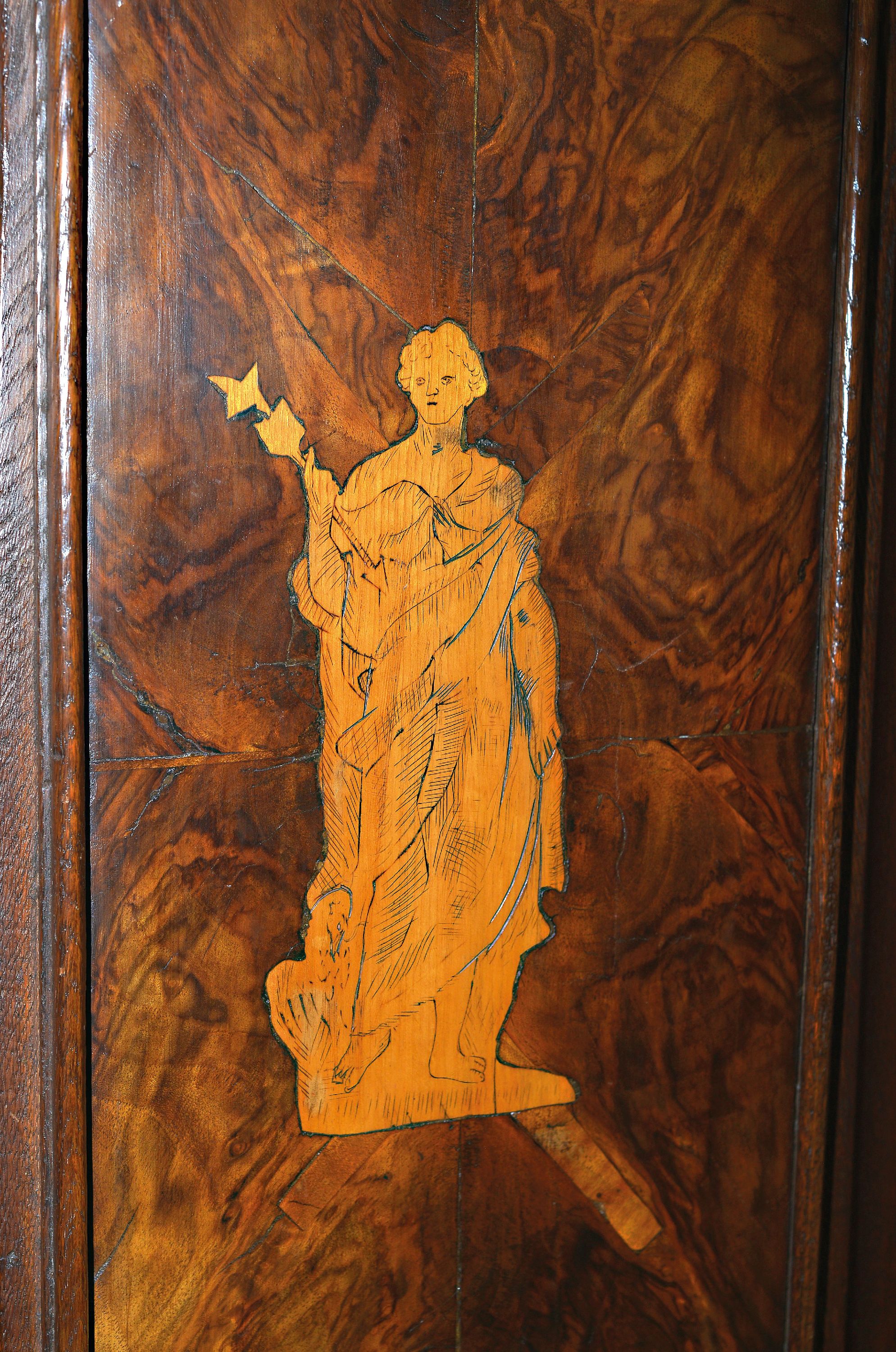Detail b: Barock-Schrank, wohl Karlsruhe, 1750/60, Eiche massiv, zweitürig, mit großzügigem Rundgiebel, mehrfach profiliert, Türen und Seiten mit Maserholz ...