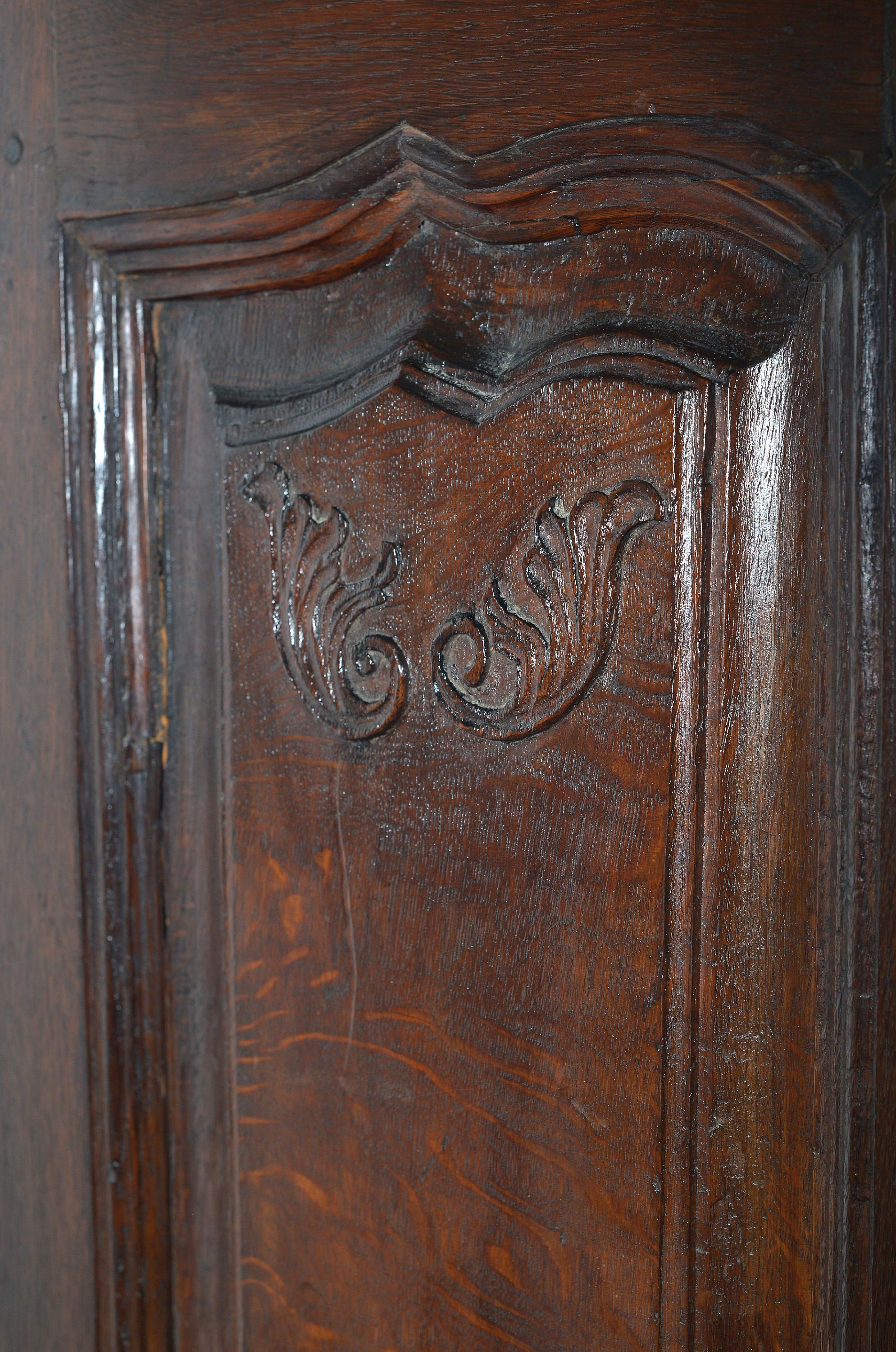 Detail c: Barock-Schrank, wohl Karlsruhe, 1750/60, Eiche massiv, zweitürig, mit großzügigem Rundgiebel, mehrfach profiliert, Türen und Seiten mit Maserholz ...