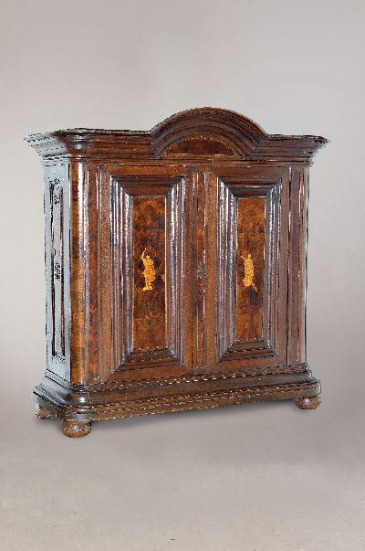 Image Barock-Schrank, wohl Karlsruhe, 1750/60, Eiche massiv, zweitürig, mit großzügigem ...